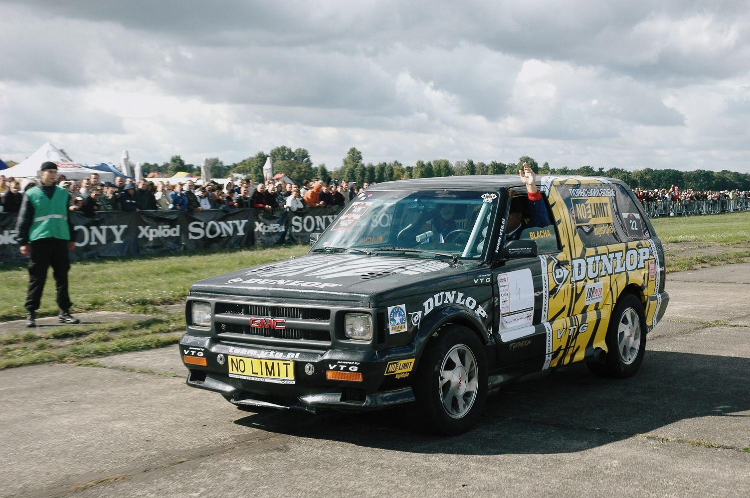 Czas 8,88 sekundy i wyrównany rekord życiowy - to wyniki, jakie wykręcił Marcin Blauth za sterem GMC Typhoon w finale zawodów o puchar Polski na ćwierć mili. Kierowca Dunlop Teamu utarł nosa najlepszym z najlepszych - wygrał w klasie King of Race