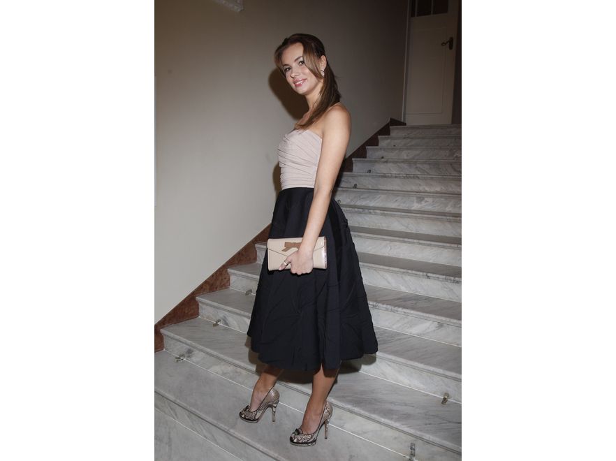 Izabela Janachowska stonowana, elegancka i modna w długiej spódnicy. Cóż za miła ulga po wyzywających stylizacjach tancerki!
