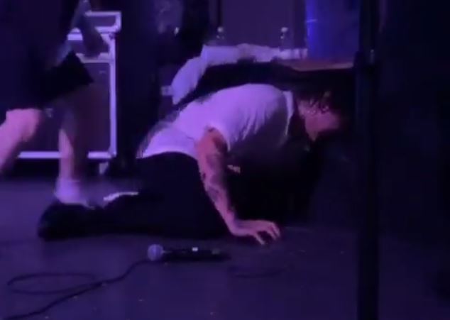 Fellépés közben, rajongói előtt elájult egy orosz Tik-Tok-sztár, miután megtudta: be kell vonulnia a hadseregbe