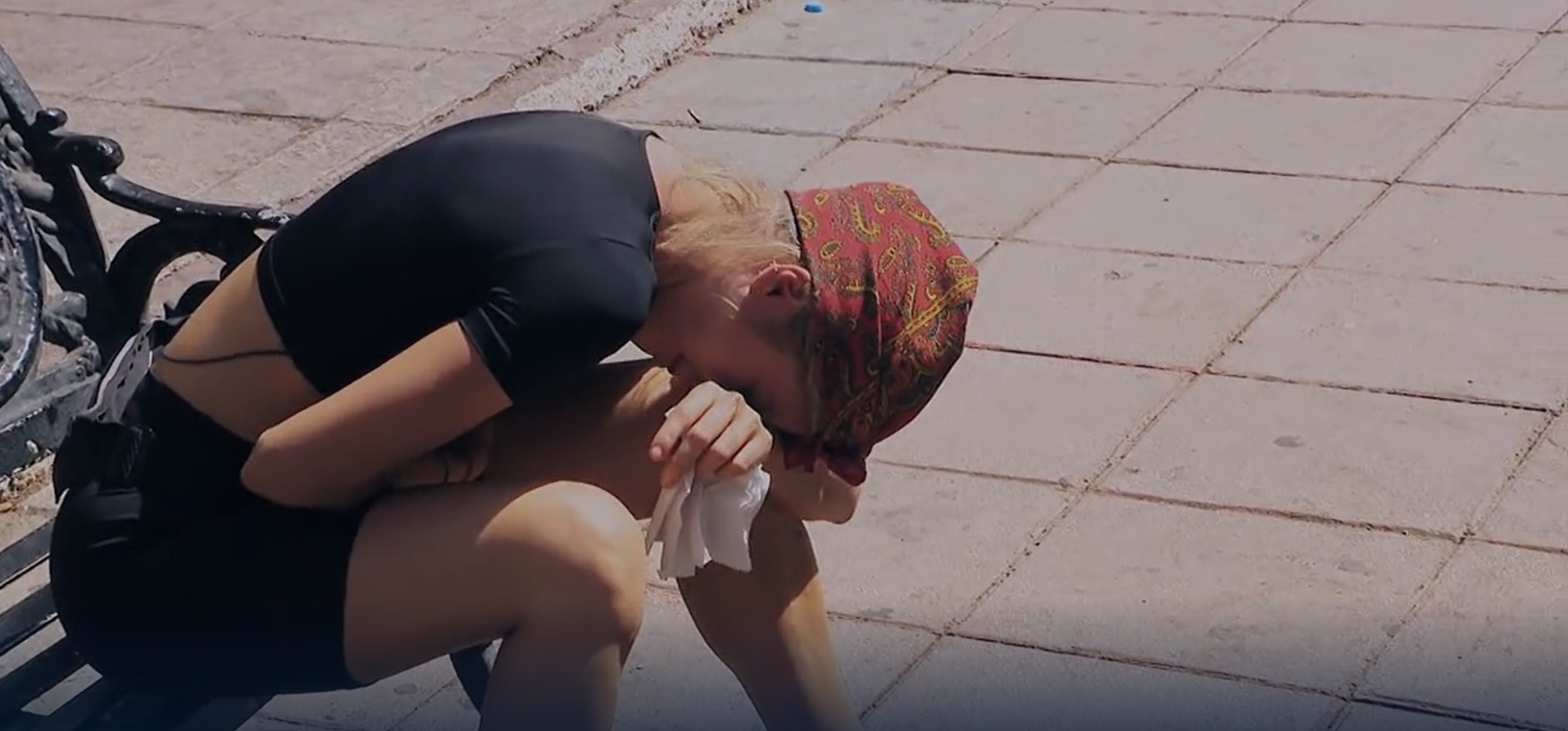 Magzatpózba görnyedve kiabált segítségért az Ázsia Expressz versenyzője: orvost kellett hívni hozzá – videó