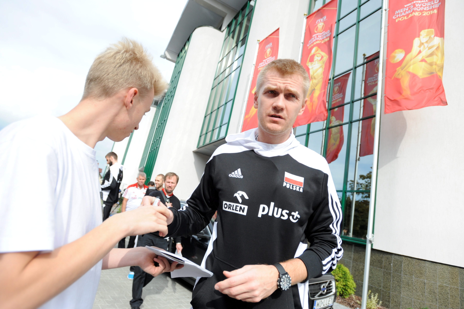 Paweł Zagumny rozdaje autografy fanom przed siedzibą PZS po przyjeździe