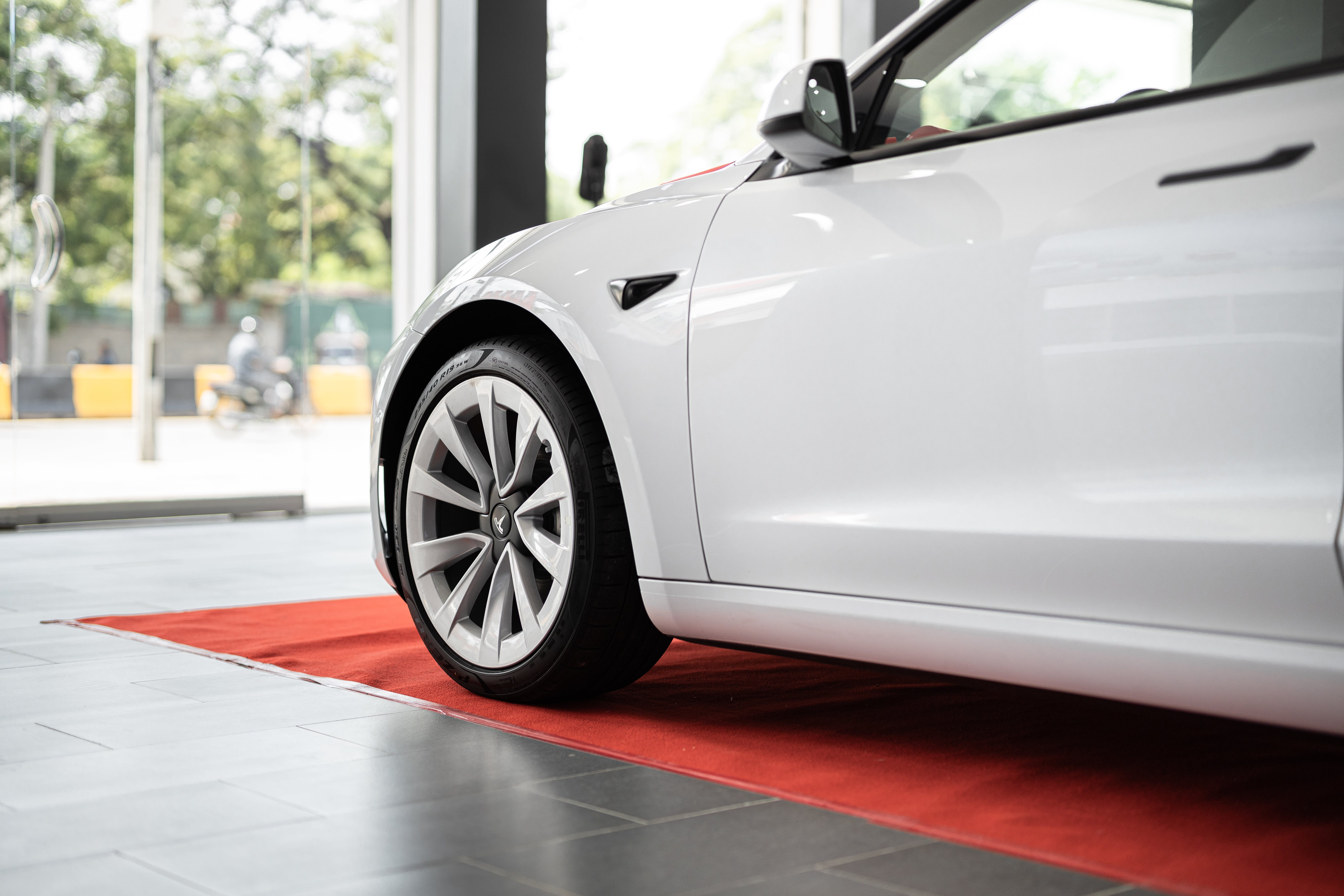 Többmillió autóját hívja vissza a Tesla: biztonsági hiányosságokat találtak