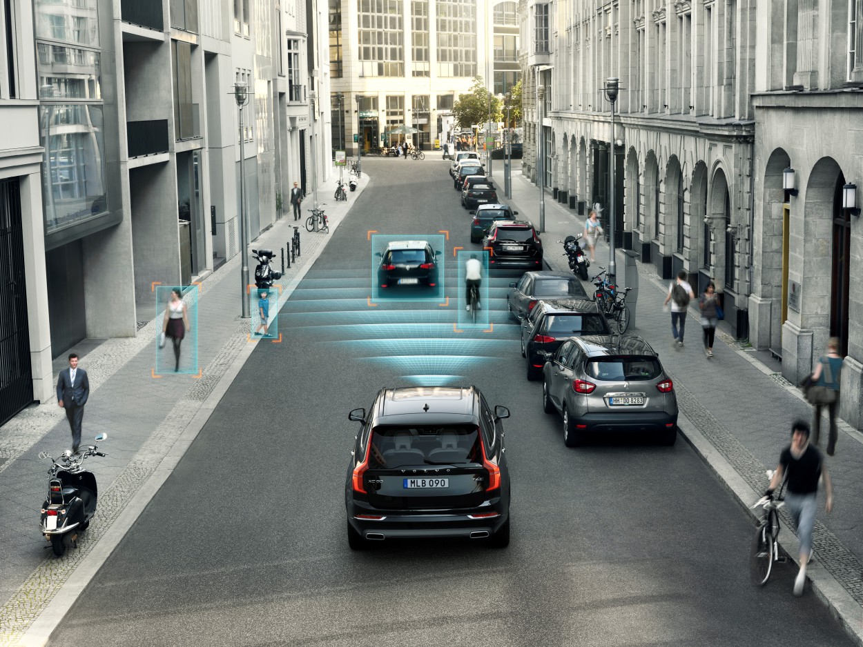 Volvo XC90 otrzymało 100 proc. punktów w kategorii systemów bezpieczeństwa wspomagających kierowcę (Safety Assist) oraz w kategorii samoczynnego hamowania w sytuacjach awaryjnych w mieście i poza nim. W XC90 zastosowano także nowy system zapobiegający potrąceniu pieszych. W opinii inżynierów jest on tak zaawansowany, że obecne procedury testów Euro NCAP nie pozwalają w pełni sprawdzić jego możliwości.