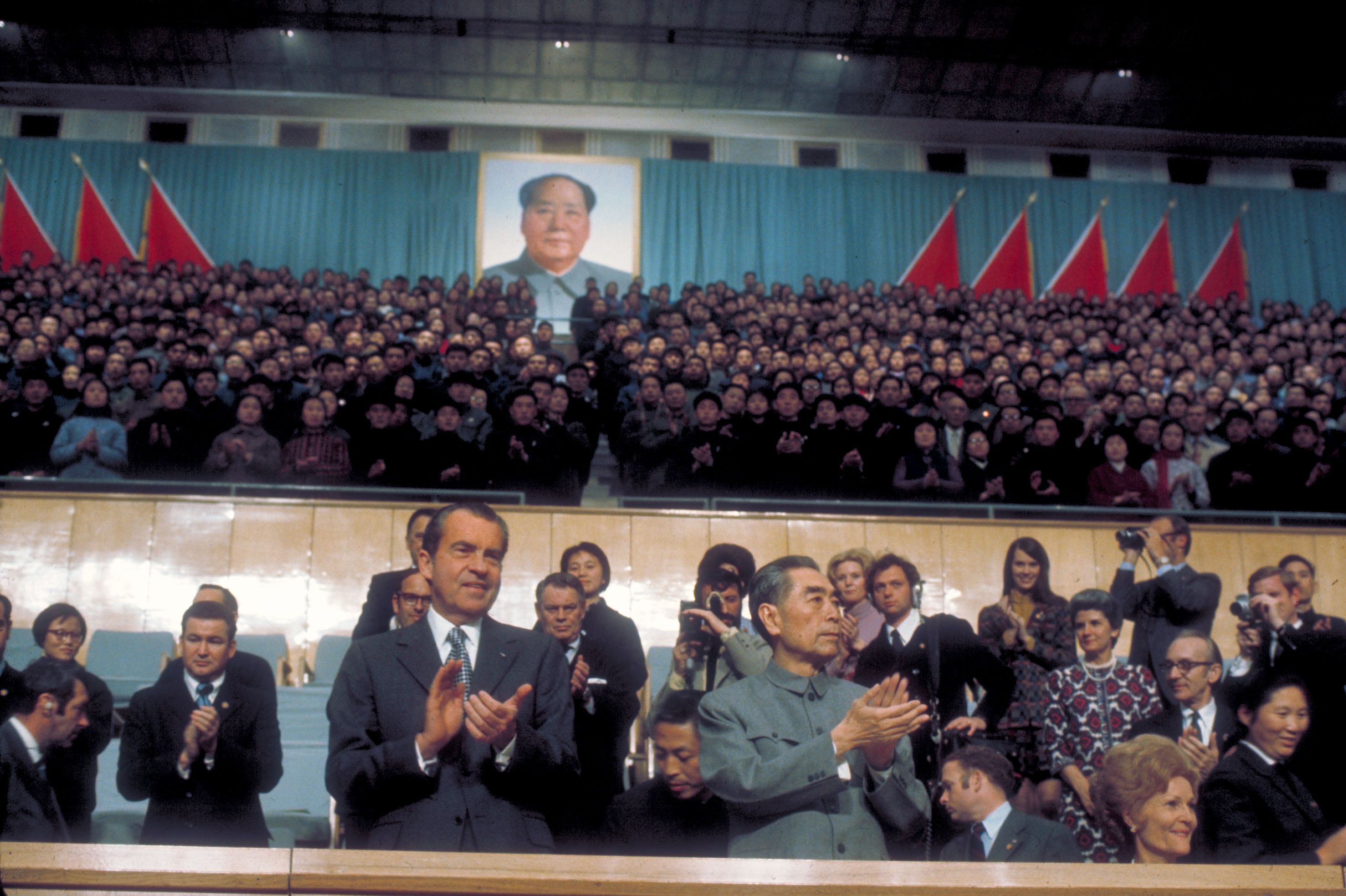 Prezydent USA Richard Nixon i premier Chin Zhou Enlai oglądają mecz ping-ponga podczas wizyty Nixona w Chinach, luty 1972 r.