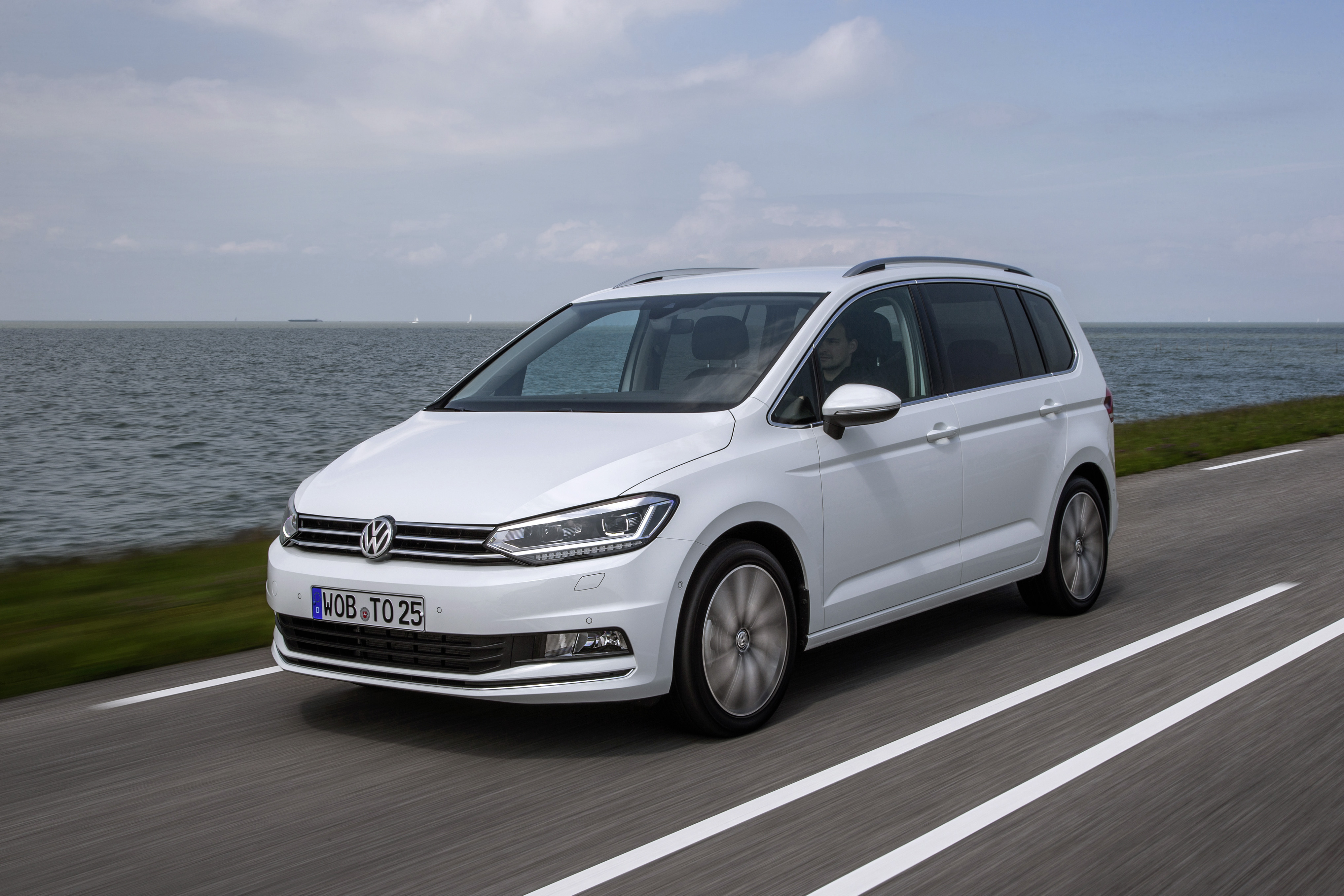 Także w bardzo ważnej kategorii ochrony dzieci podróżujących w samochodzie nowy rodzinny van Volkswagena, zarówno w wersji pięcio- jak i siedmiomiejscowej, uzyskał bardzo dobre wyniki. Dzięki seryjnym mocowaniom ISOFIX i uchwytom top tether, służącym do montowania w aucie fotelików dziecięcych, nowy touran uzyskał ponad 89 porc. maksymalnej liczby punktów. Badanie w kategorii ochrony pieszych touran zakończył wynikiem 71 proc. Eksperci Euro NCAP wskazali na zalety wynikające z konstrukcji auta, które pozwalają zmniejszyć ryzyko obrażeń pieszego na skutek ewentualnego potrącenia.