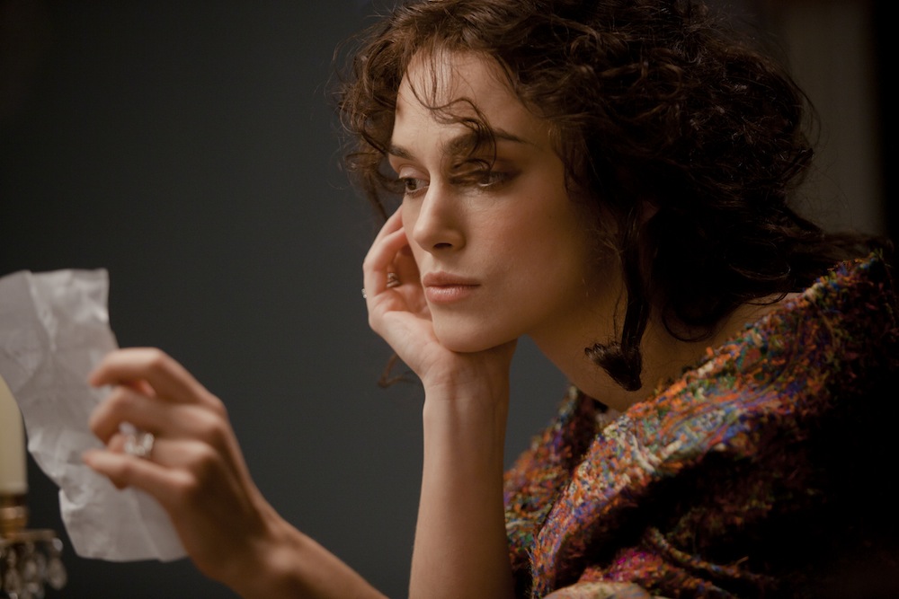 Keira Knightley uznała tytułową rolę w adaptacji powieści Lwa Tołstoja za najtrudniejszą w jej karierze. Z uwagi na złożoność stylu Tołstoja i jego geniusz pisarski – jak przyznała – trudno było jej odnaleźć się w roli, znaleźć równowagę i przedstawić uczuciową bohaterkę w odpowiednim świetle