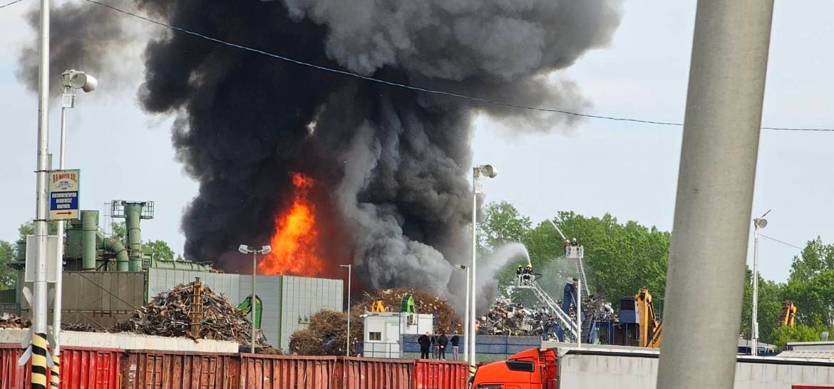 Szombat reggel is hatalmas lángokkal égett a soroksári autóbontó