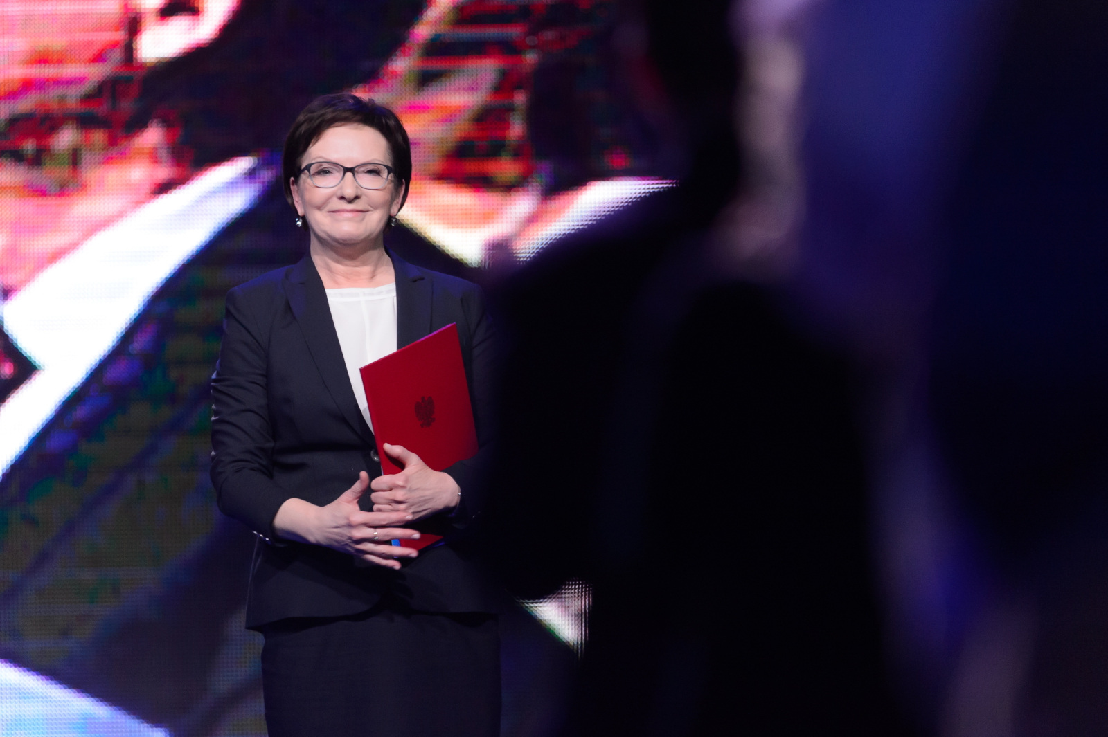 Ewa Kopacz zapowiedziała też wprowadzenie jednolitego kontraktu zatrudnienia, zastępującego różne formy umów o pracę. Ma to doprowadzić do likwidacji tak zwanych umów śmieciowych. PO chce też wprowadzić minimalną stawkę godzinową, wynoszącą nie mniej niż 12 złotych, i bon refundacyjny dla osób, których nie stać na leki. Platforma zamierza także znieść obowiązek finansowania przez pracodawców etatów dla działaczy związkowych.
