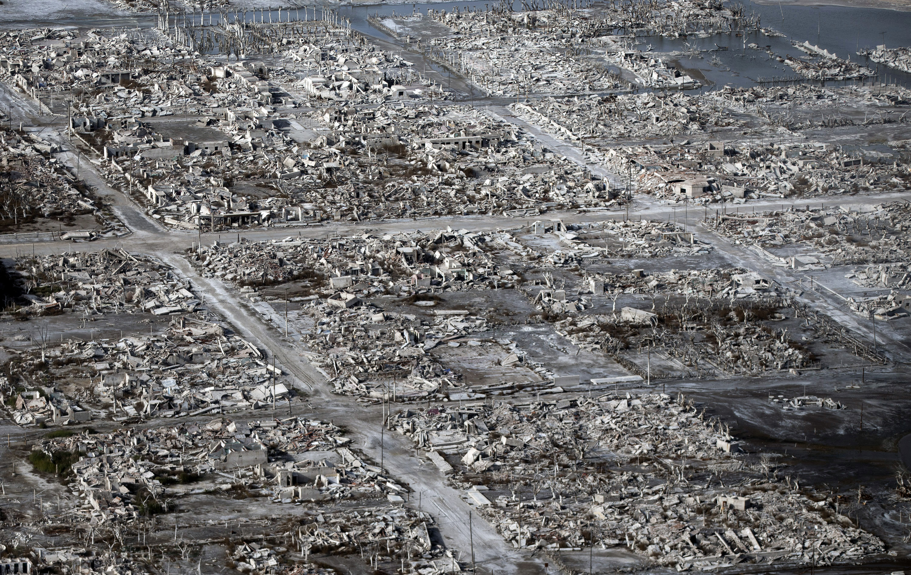 Woda się cofa, odsłaniając zniszczenia dokonane przez sól. Epecuen nie nadaje się już do zamieszkania