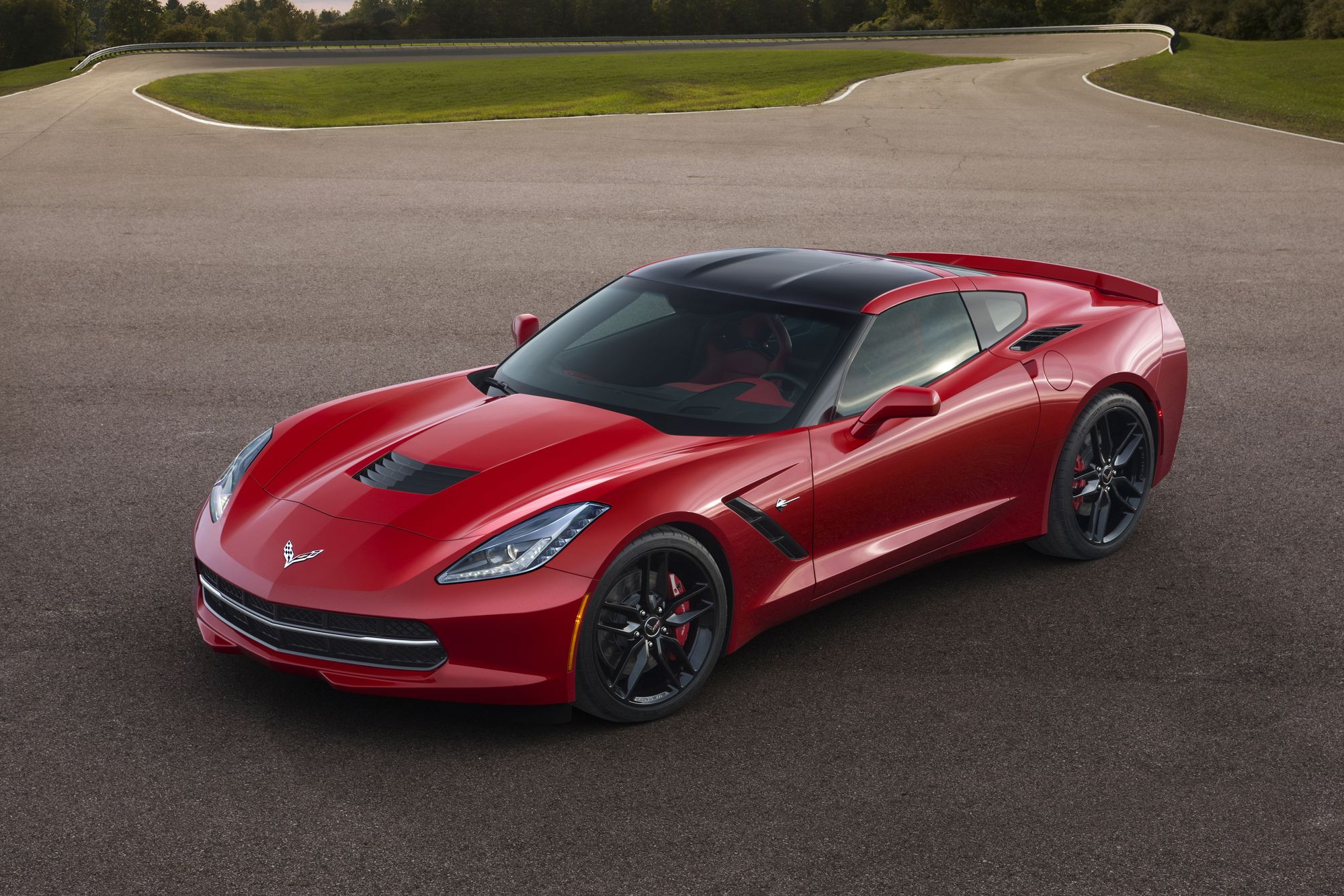 Ceny tego modelu w Europie będą rozpoczynać się od 69 990 euro (po przeliczeniu niecałe 300 tys. zł). Najtańsze ferrari california, którego sercem jest 460-konny silnik, kosztuje od niemal miliona zł. Specjalnie dla potrzeb rynku Starego Kontynentu samochód przejdzie odpowiednie modyfikacje. Standardem będzie pakiet Z51 Performance, który obejmuje…