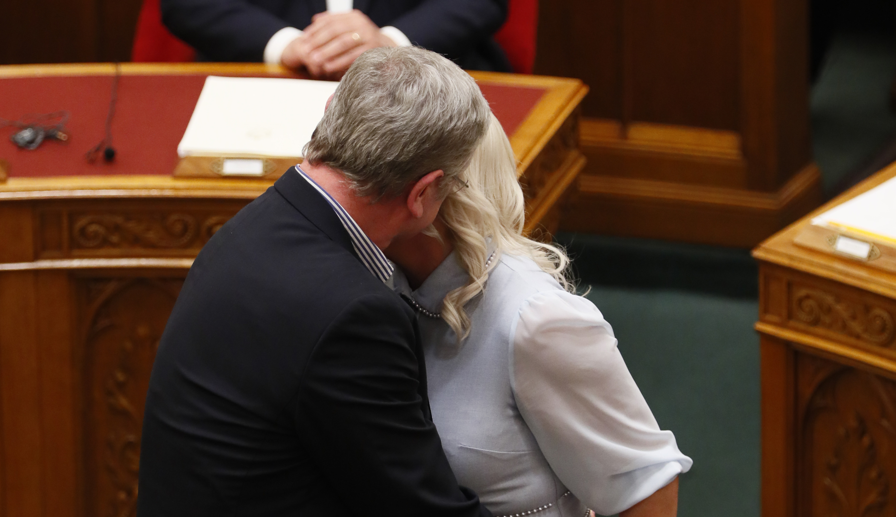 Nem fogja elhinni, mit suttogott Ráczné Földi Judit fülébe Gyurcsány tegnap a parlamentben: ezt talán még Orbán Viktor is meghallotta