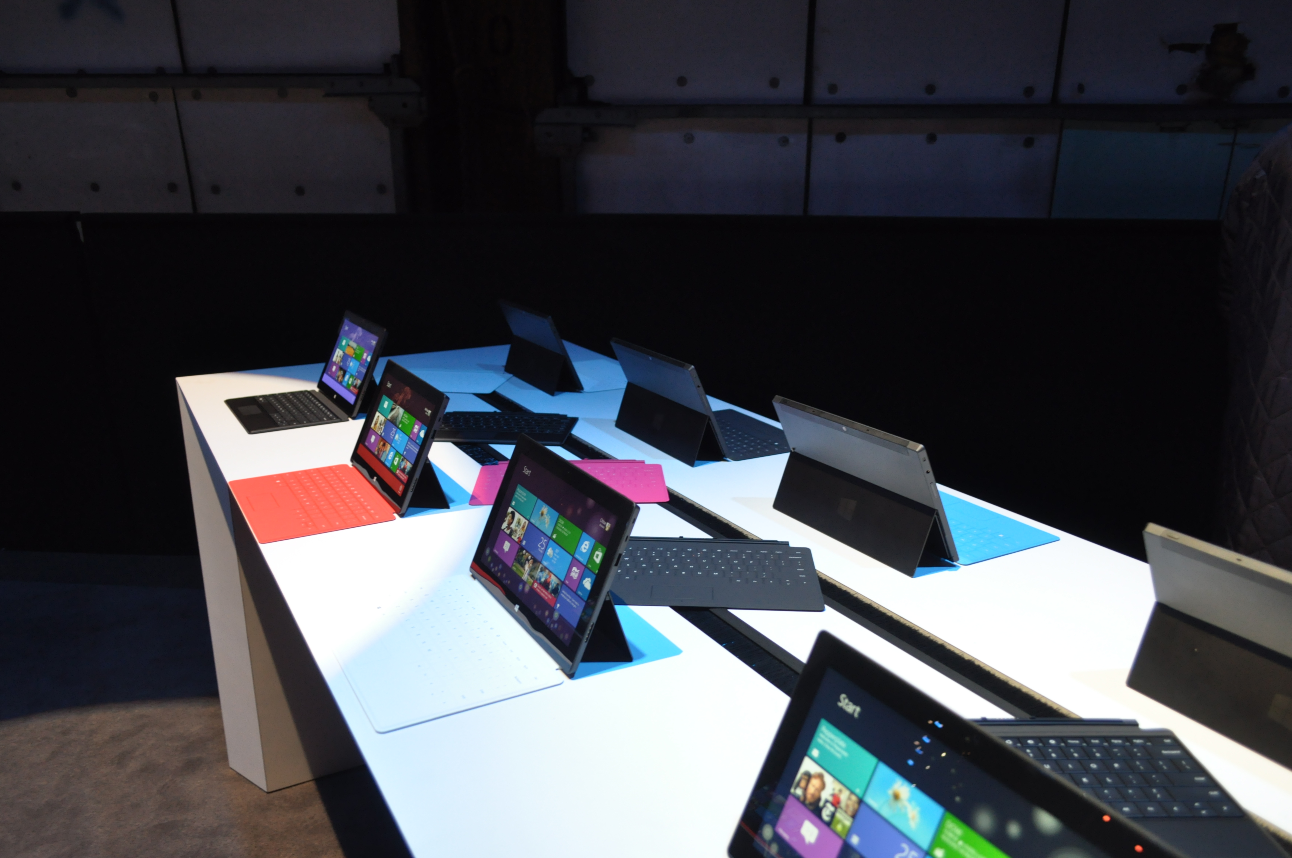 Surface skłąda się z tabletu i osłony z wbudowaną klawiaturą - osłony są różnokolorowe