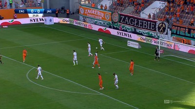 Zagłębie L. - Jagiellonia (0:0): Próbka umiejętności 20-letniego Żyry. Dwóch obrońców okiwanych, ale strzał zablokowany