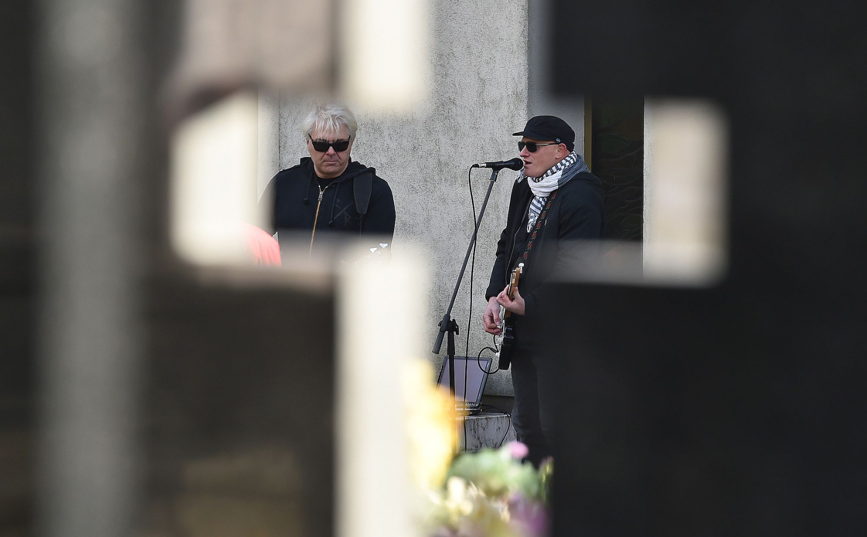 Po zakończeniu ceremonii na cmentarzu zabrzmiała piosenka