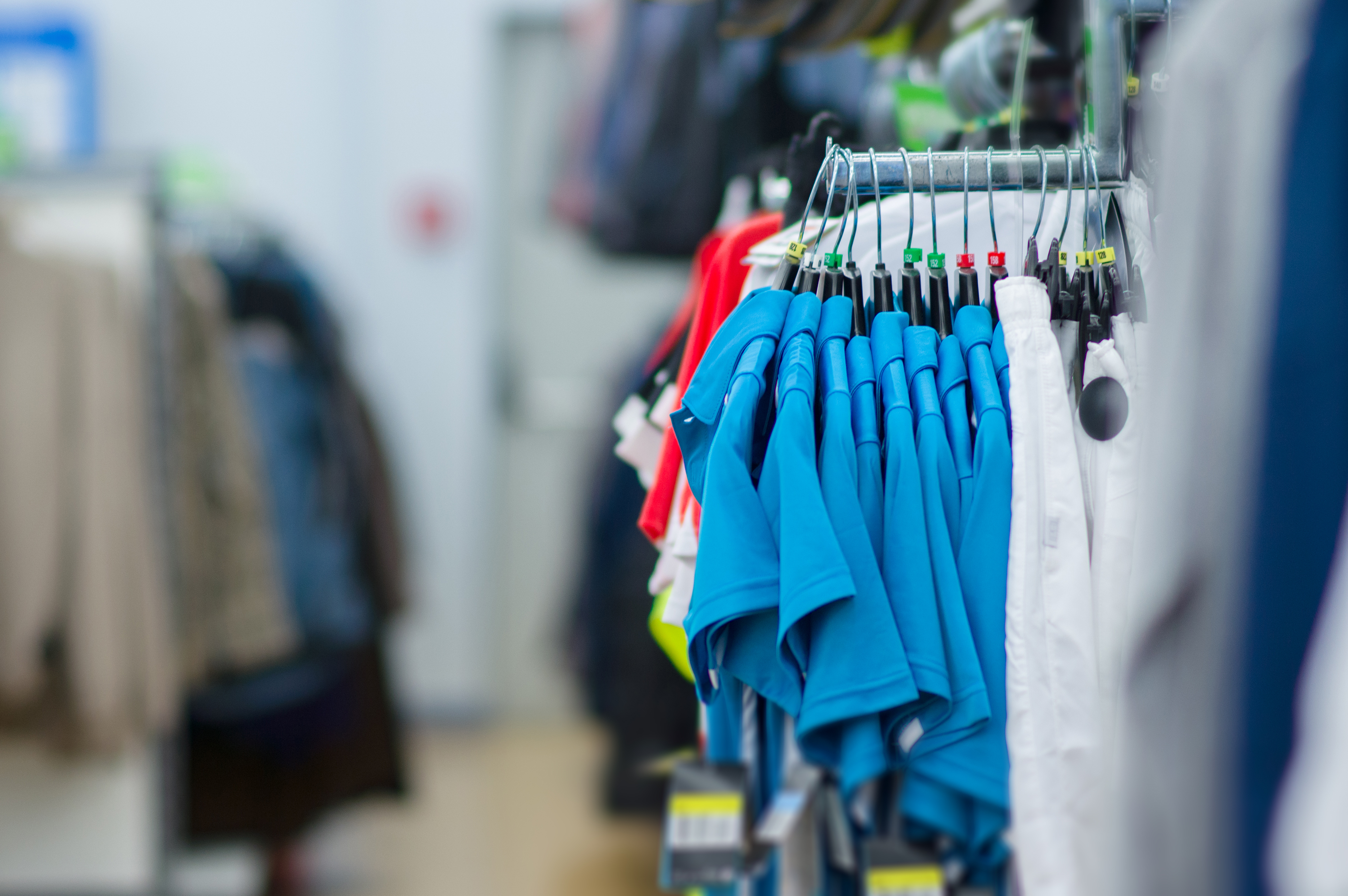 Stanowisko, gdzie dyplom wyższej uczelni nie jest wymagany, a można na nim mieć dobre zarobki można znaleźć także w branży retail. Mowa jest o wszelkiego typu sklepach, w tym odzieżowych. Poszukiwane tam osoby na stanowisko sprzedawcy, bardzo szybko są promowane - oczywiście jeśli mają potencjał i zbiorą odpowiednie doświadczenie. Jako manager lub kierownik sklepu wielkopowierzchniowego, tylko po liceum, mogą zarobić 8-10 tys. zł brutto.