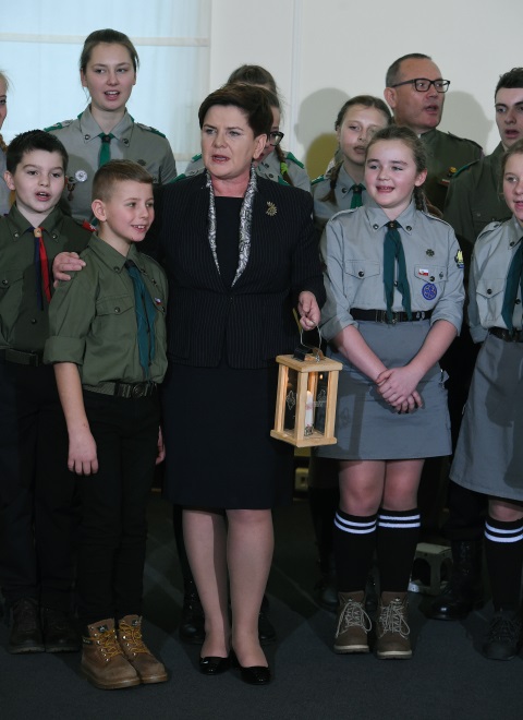 ... Przydałoby się też dodać parę centymetrów spódnicy, w której wystąpiła szefowa rządu...