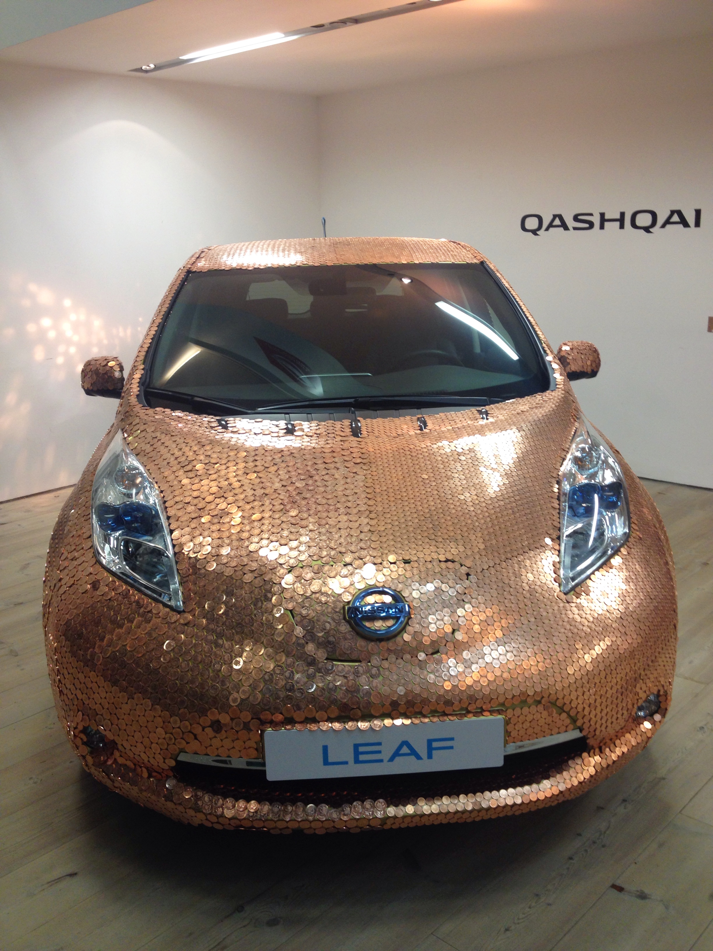 Nissan leaf pokryty monetami