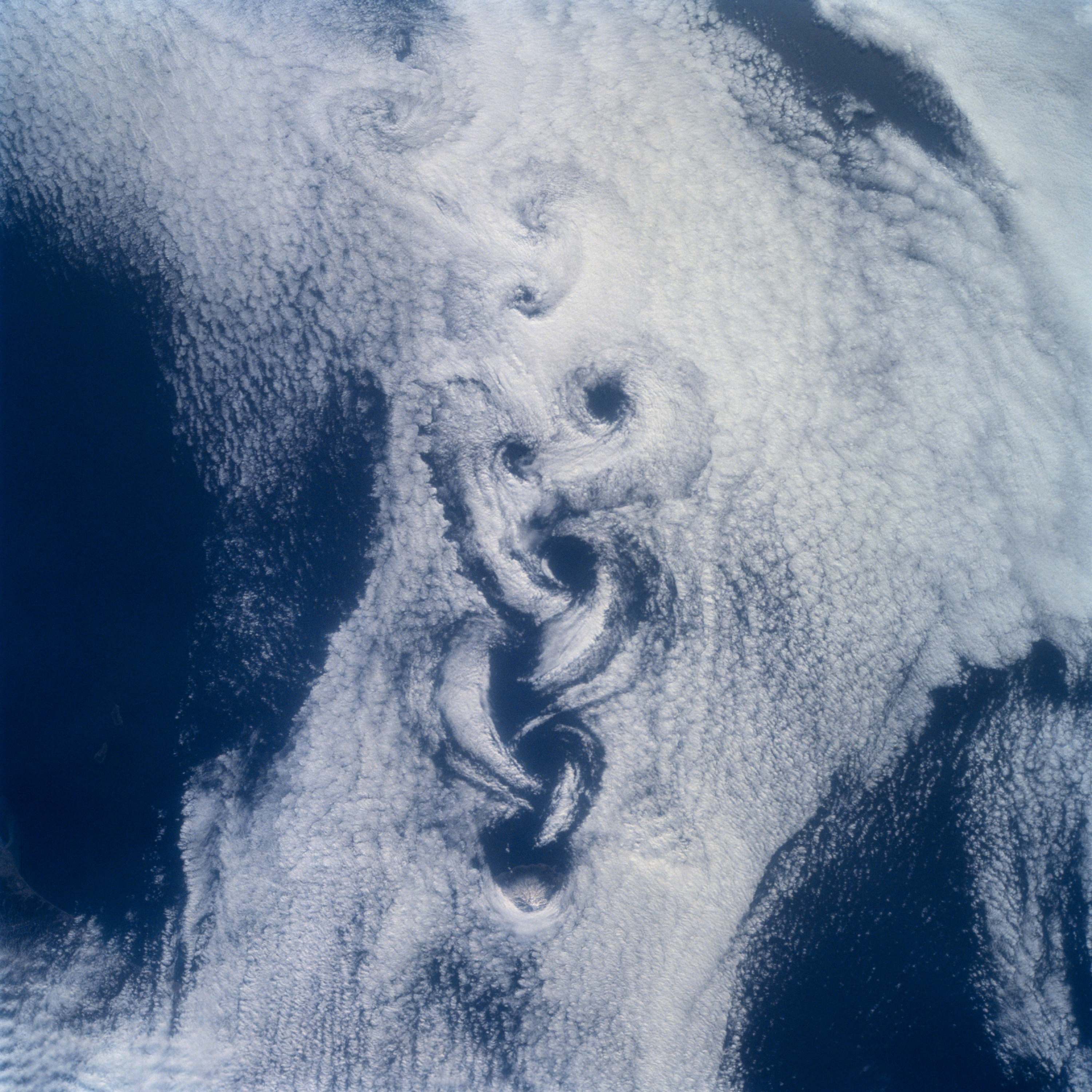 Stratocumulus - chmura występująca w postaci kłębiastej warstwy o dużej rozciągłości. Zwykle chmury te nie dają opadów