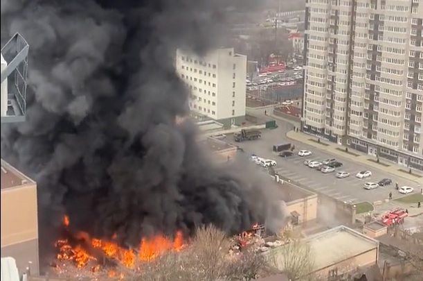 Óriási tűz ütött ki az orosz titkosszolgálat, FSZB központja mellett – Videón a felcsapó lángok
