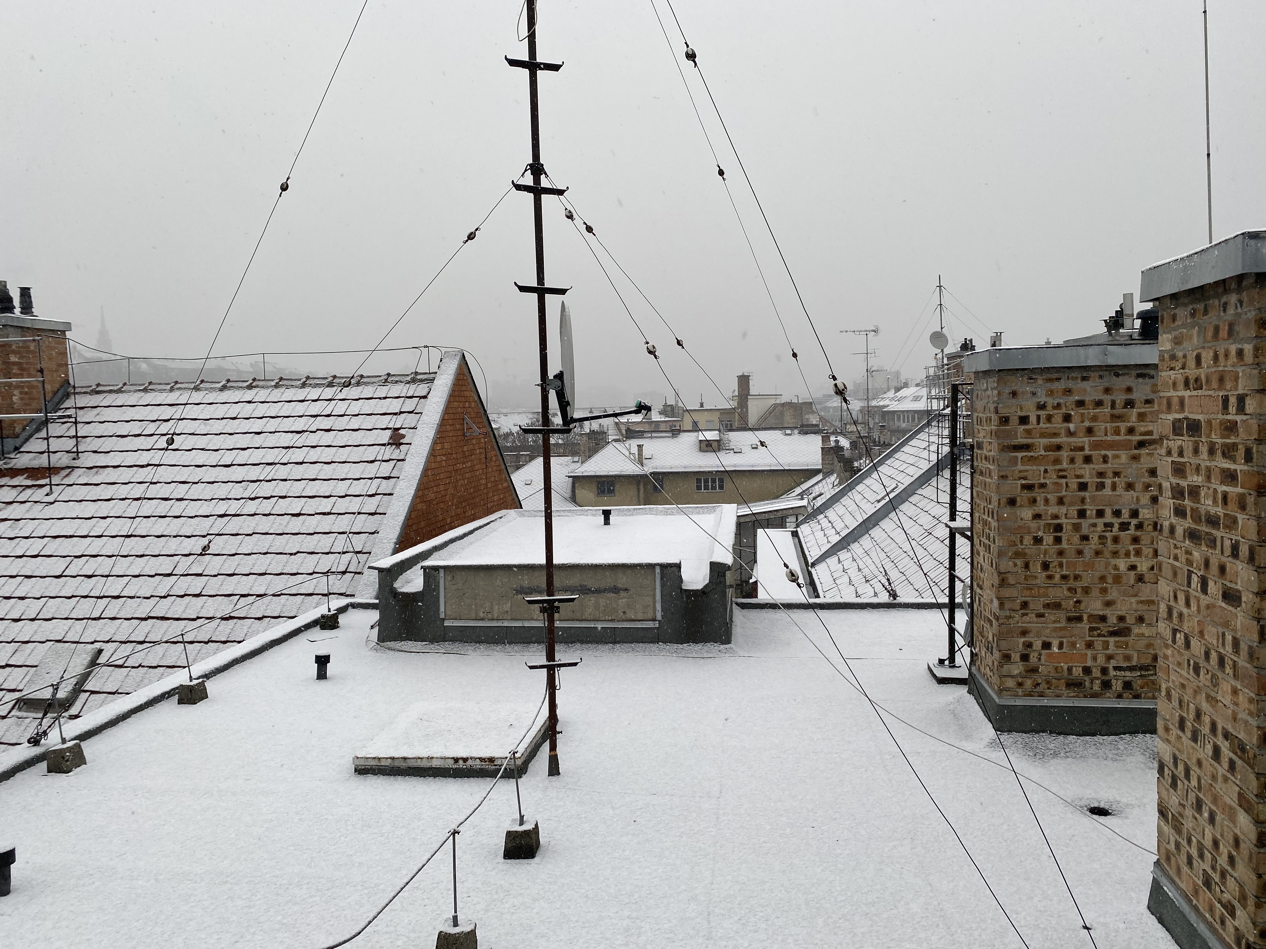 Elkezdődött: szakad a hó Budapesten és környékén
