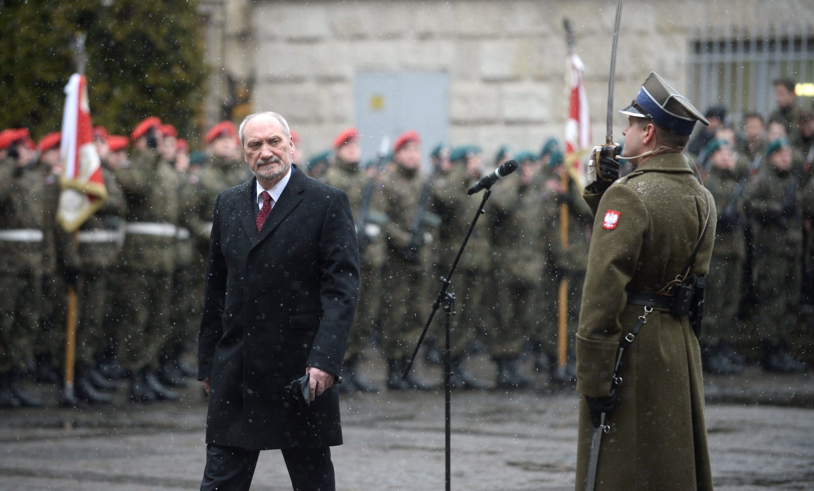 Minister obrony narodowej Antoni Macierewicz podczas apelu pamięci na dziedzińcu Muzeum Wojska Polskiego w Warszawie