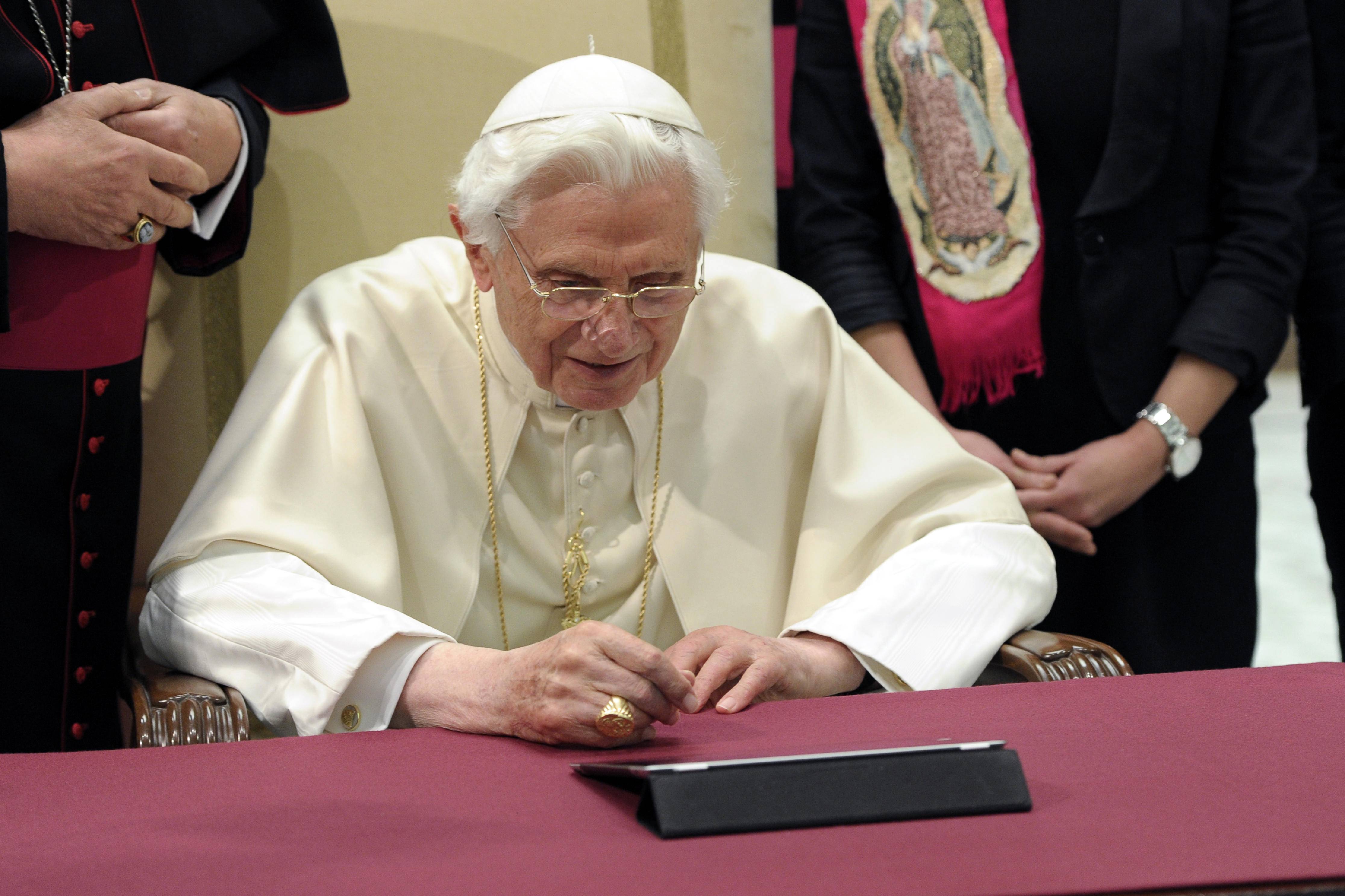 Papież Benedykt XVI ustępuje
