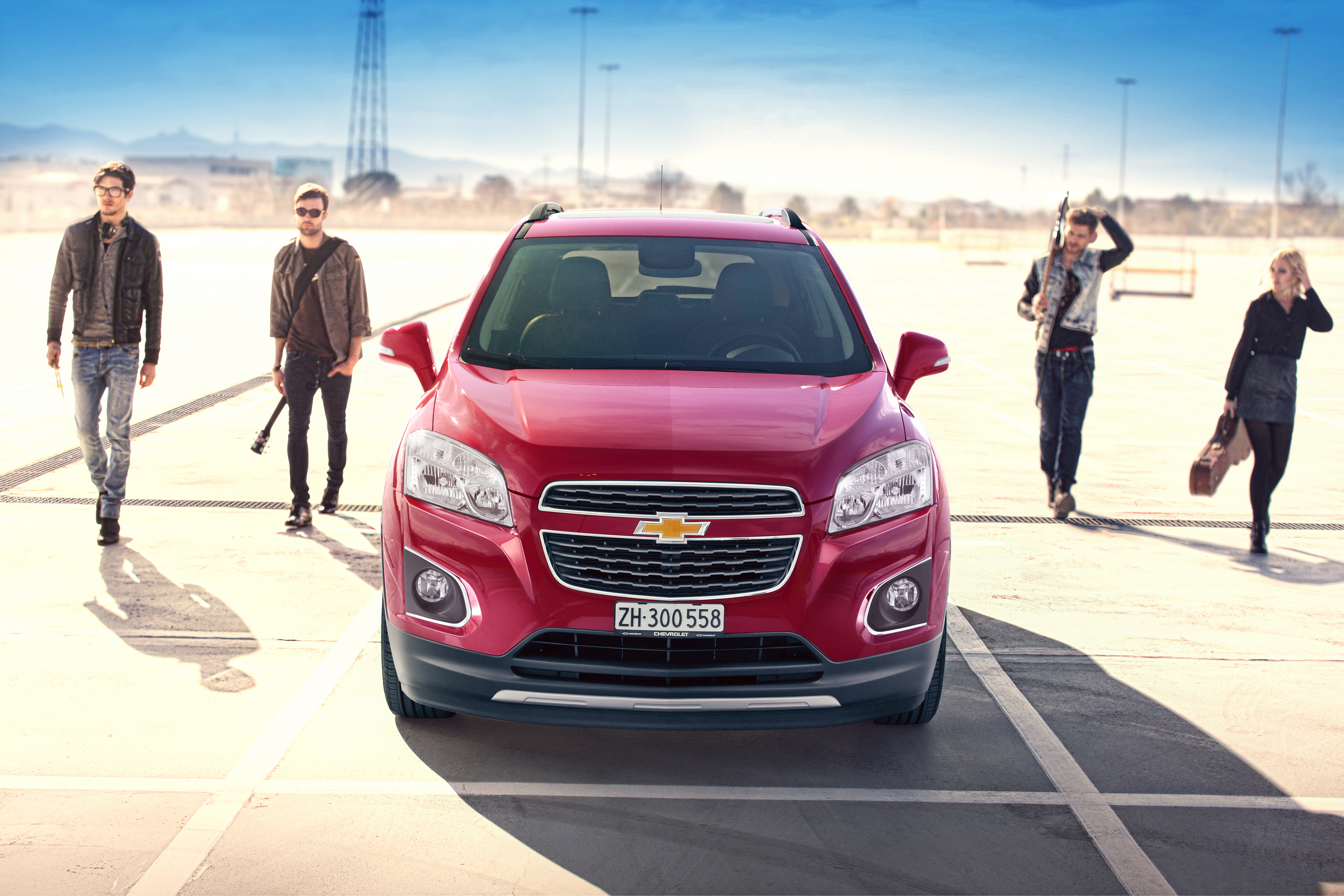 Bagażnik nowego chevroleta pomieści 1370 l. Oprócz tylnej kanapy dzielonej w stosunku 60/40, trax został wyposażony w składany na płasko fotel pasażera siedzącego z przodu. Po co taki wynalazek? Zawsze można się tym rozwiązaniem poratować kiedy kupimy wielką pakę mebli do skręcania… W sumie samochód oferuje osiem różnych kombinacji ustawienia siedzeń