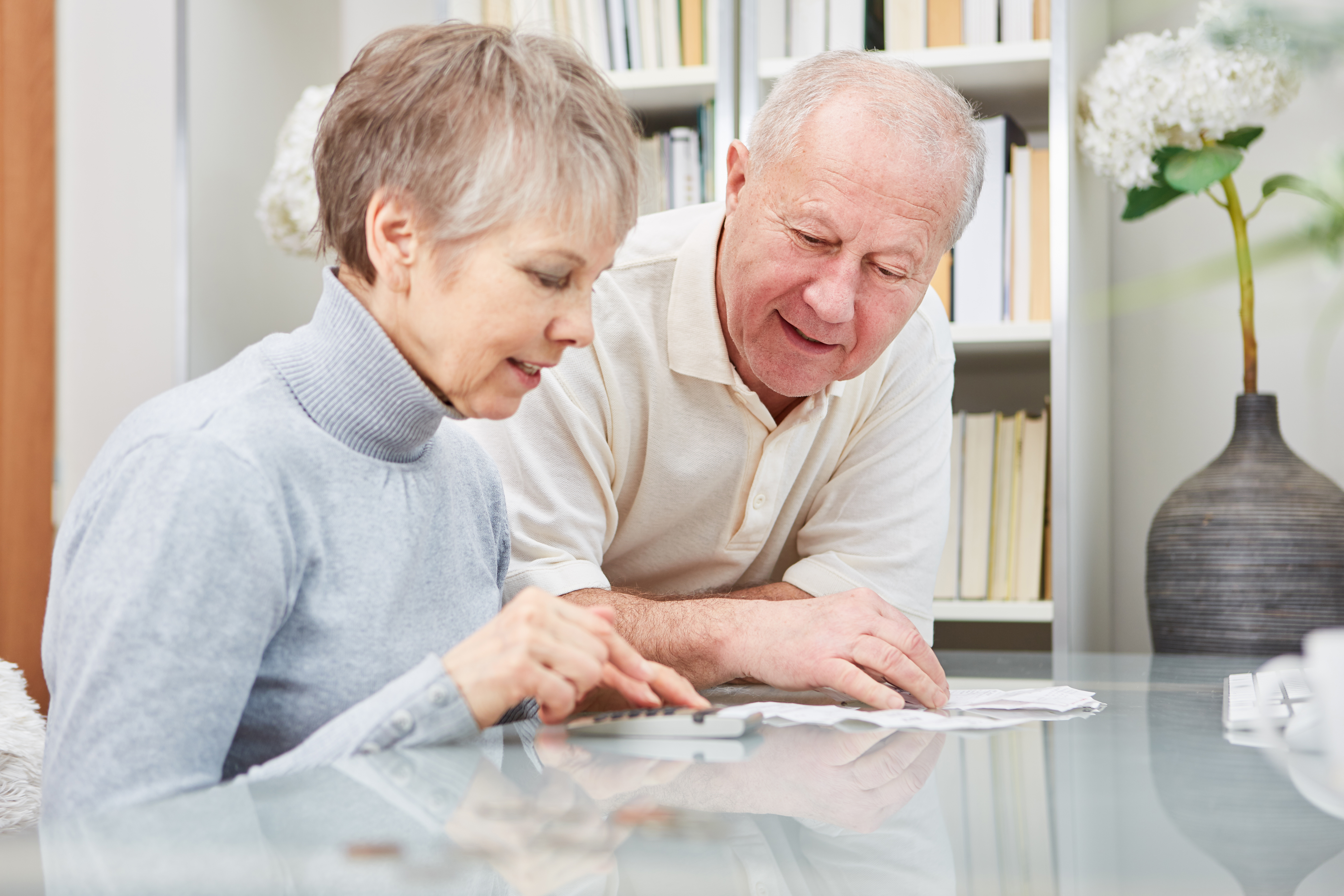 Nyugdíjasként hogyan vehetünk fel hitelt? - Blikk