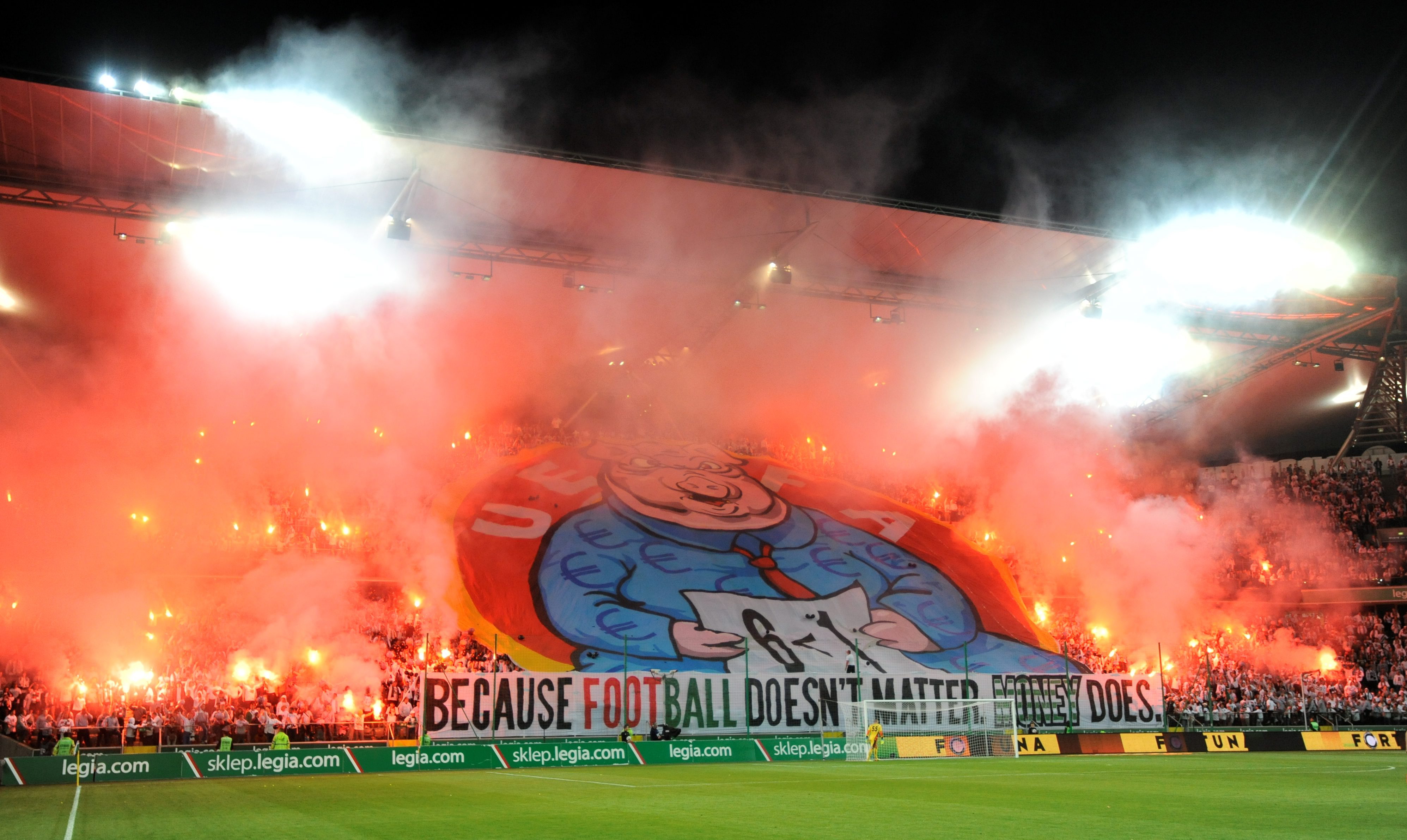 Dodatkowo Legia musiała zapłacić grzywnę za odpalone race. UEFA zaznaczyła też, że jeśli w przyszłości ponownie na stadionie Legii będą miały miejsce rasistowskie lub faszystowskie incydenty, to klub zostanie na kilka lat wykluczony z europejskich pucharów.