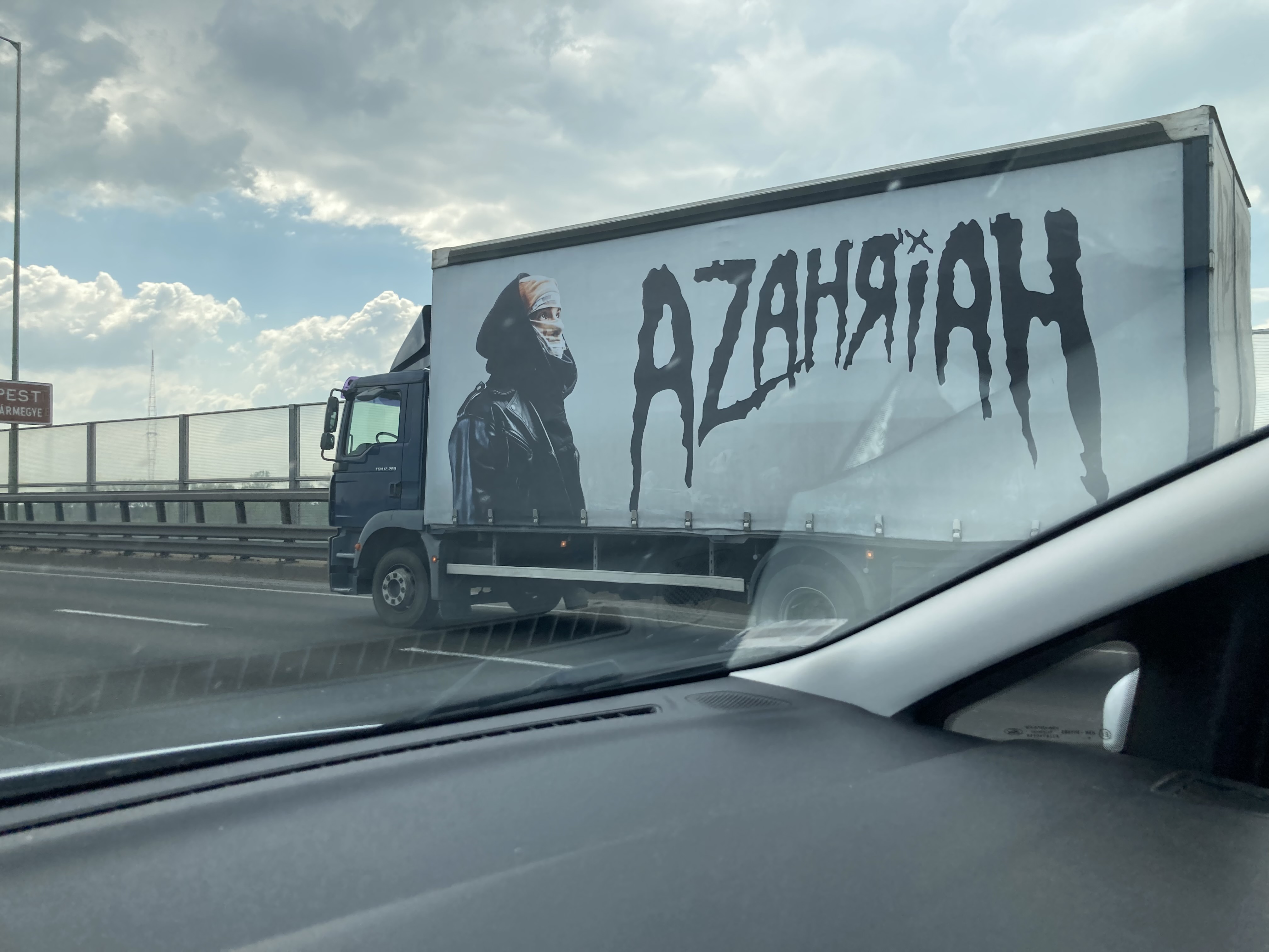 Így néz ki a kamion, mely Azahriah koncertfelszerelését szállítja - Blikk