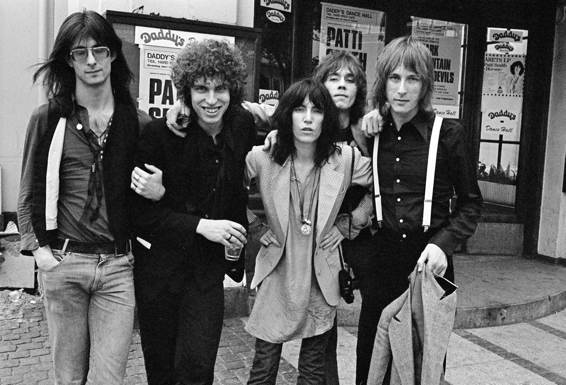 Grupa Patti Smith podczas trasy koncertowej w Kopenhadze, maj 1976 r. Od lewej stoją: Lenny Kaye, Richard Sohl, Patti Smith, Ivan Kral i Jay Dee Daugherty