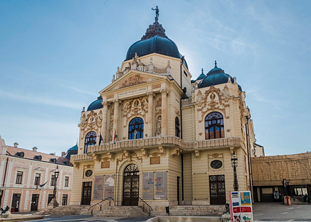 Félbeszakadt az előadás, ki kellett üríteni a Pécsi Nemzeti Színházat – videó