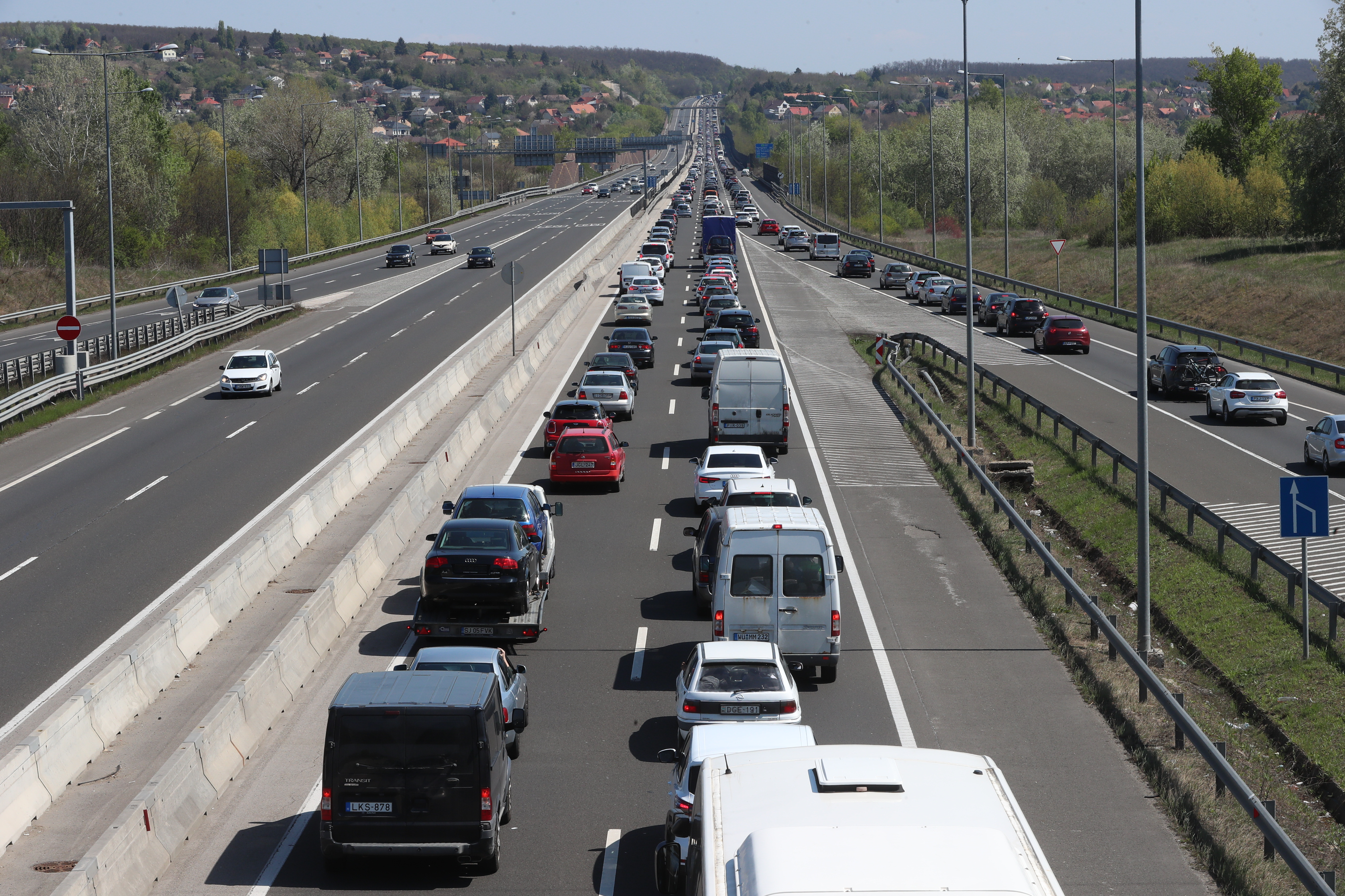 Hatalmas a torlódás a M3-ason Budapest felé: két személygépkocsi futott egymásba