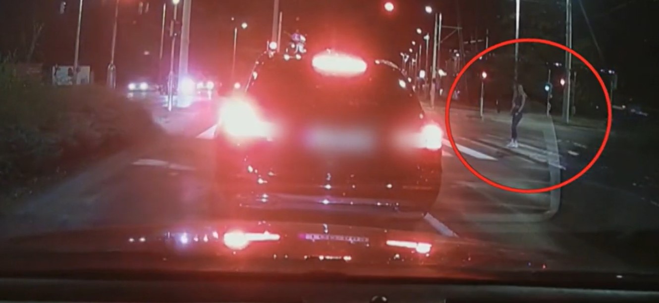 Millimétereken múlt a tragédia: lassítás nélkül hajtott át a gyalogos előtt a felelőtlen sofőr – videón a sokkoló eset