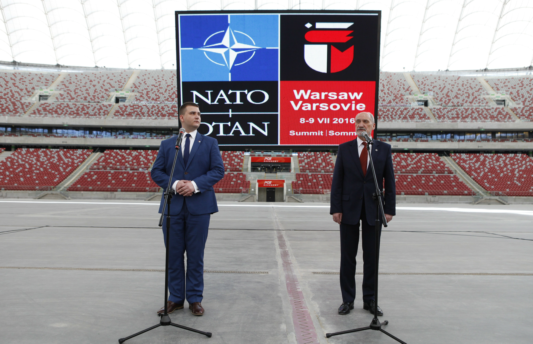 Bartłomiej Misiewicz i Antoni Macierewicz podczas pokazu Żandarmerii Wojskowej na stadionie PGE Narodowym przed szczytem NATO, Warszawa, 24 maja 2016 r.