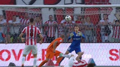 Cracovia - Zagłębie L. (0:1): Efektowne "nożyce", ale w sam środek. Tak Hernandez Hładuna nie mógł pokonać