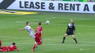 Legia - Górnik Z. (2:0): Legia już o włos od mistrzostwa! Niespotykany samobój Bochniewicza "zabił" emocje przy Łazienkowskiej