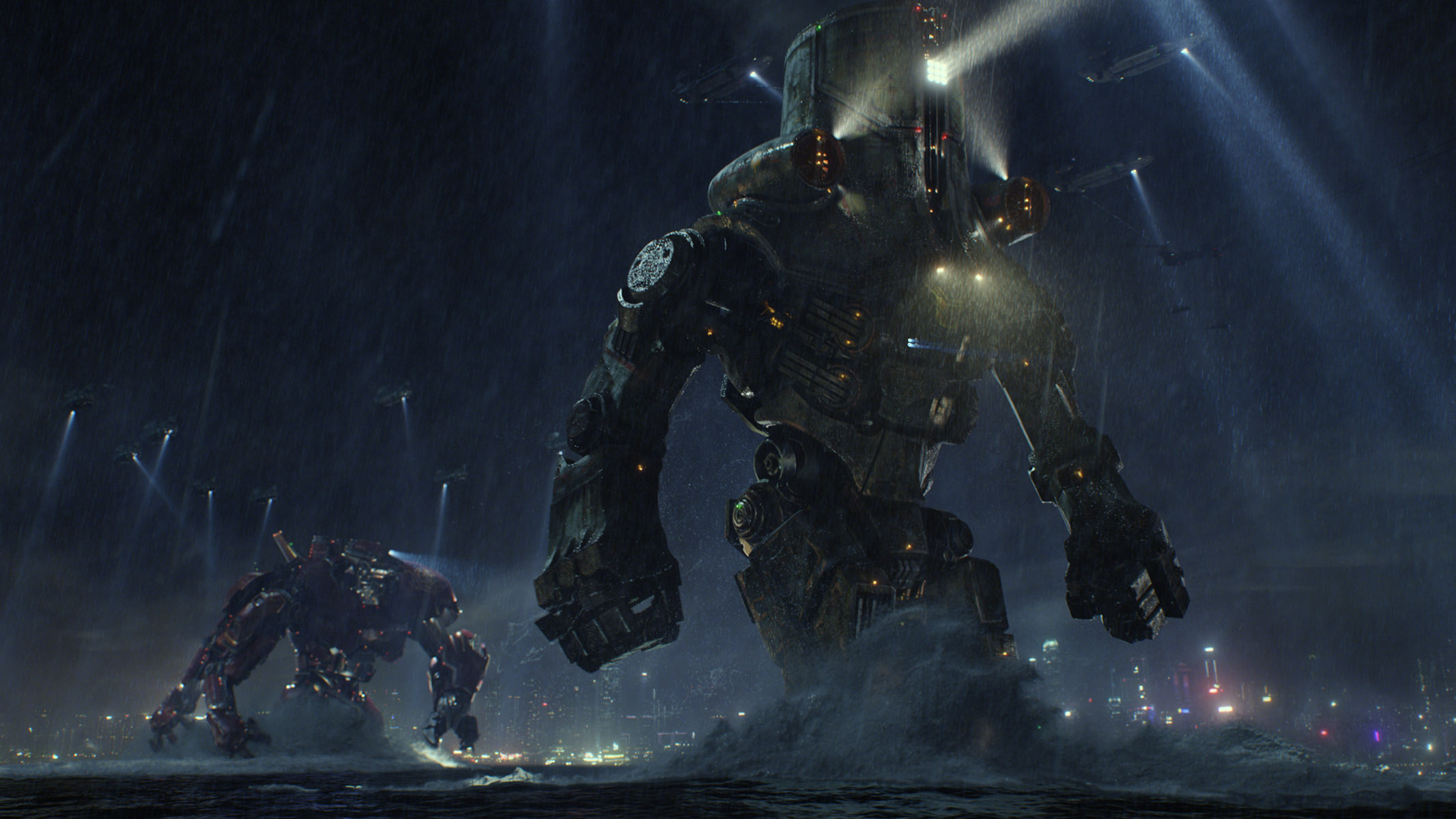 Olbrzymie roboty walczą z jeszcze większymi potworami z obcego wymiaru w najnowszej produkcji Guillermo del Toro