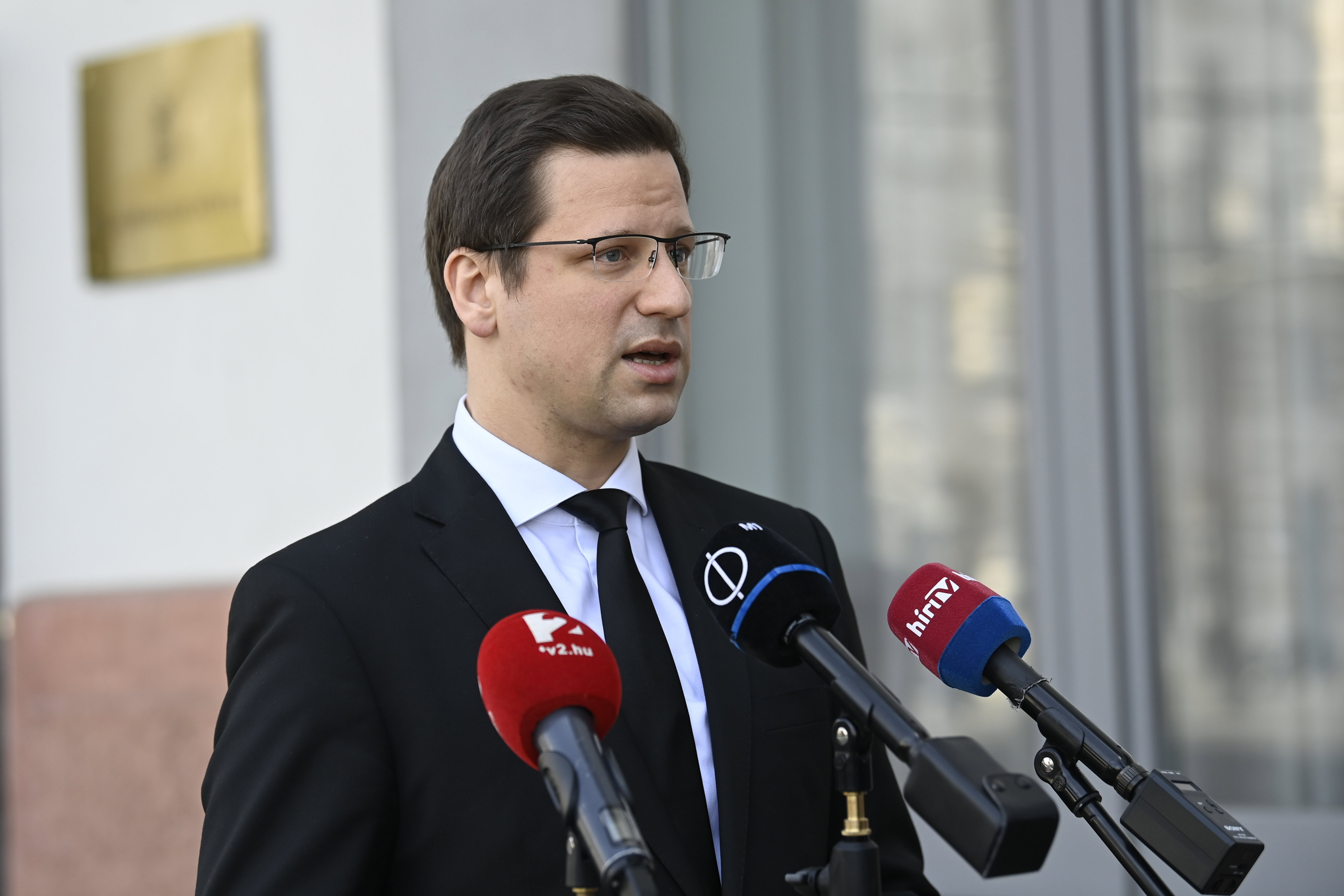 Gulyás Gergely a „Ruszkik, haza!”-plakátkampányról:  szövetségesek között szokatlan, de a kormány a „baráti nyomásnak” sem enged
