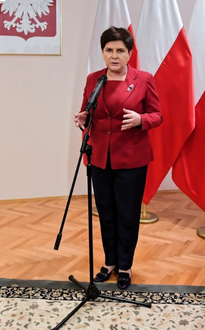 ... W zasadzie nawet trudno powiedzieć, w której wersji - z zapiętą czy rozpiętą górą - ta stylizacja była gorsza...