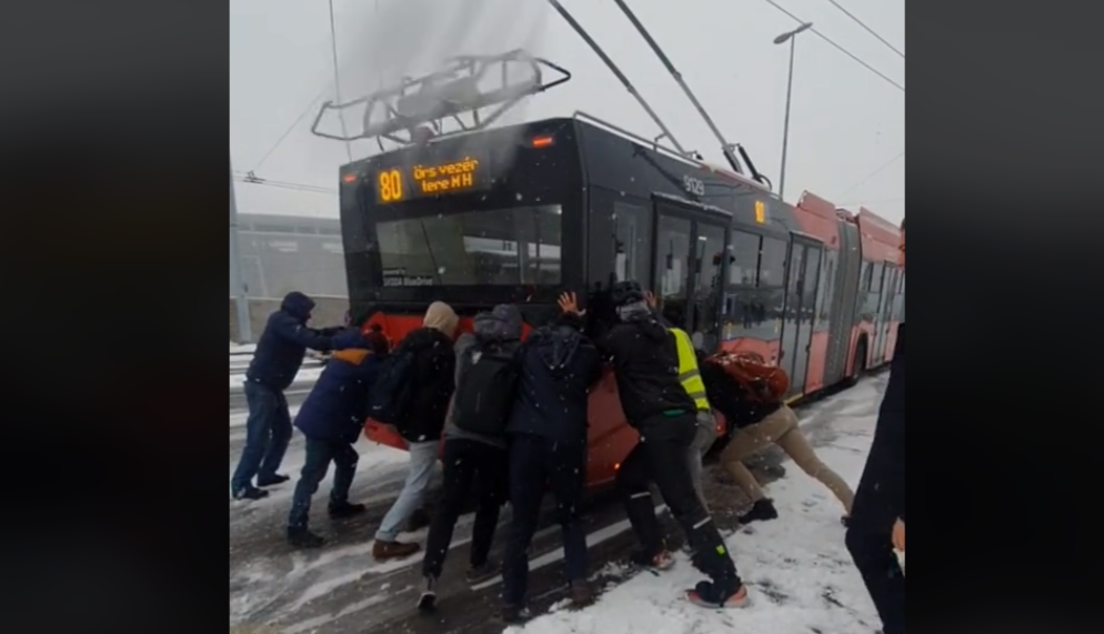 "Be kell tolni a trolit, ha suliba akarsz menni" - nem tétlenkedtek a diákok, betolták a hóban elakadt trolit Budapesten - videó