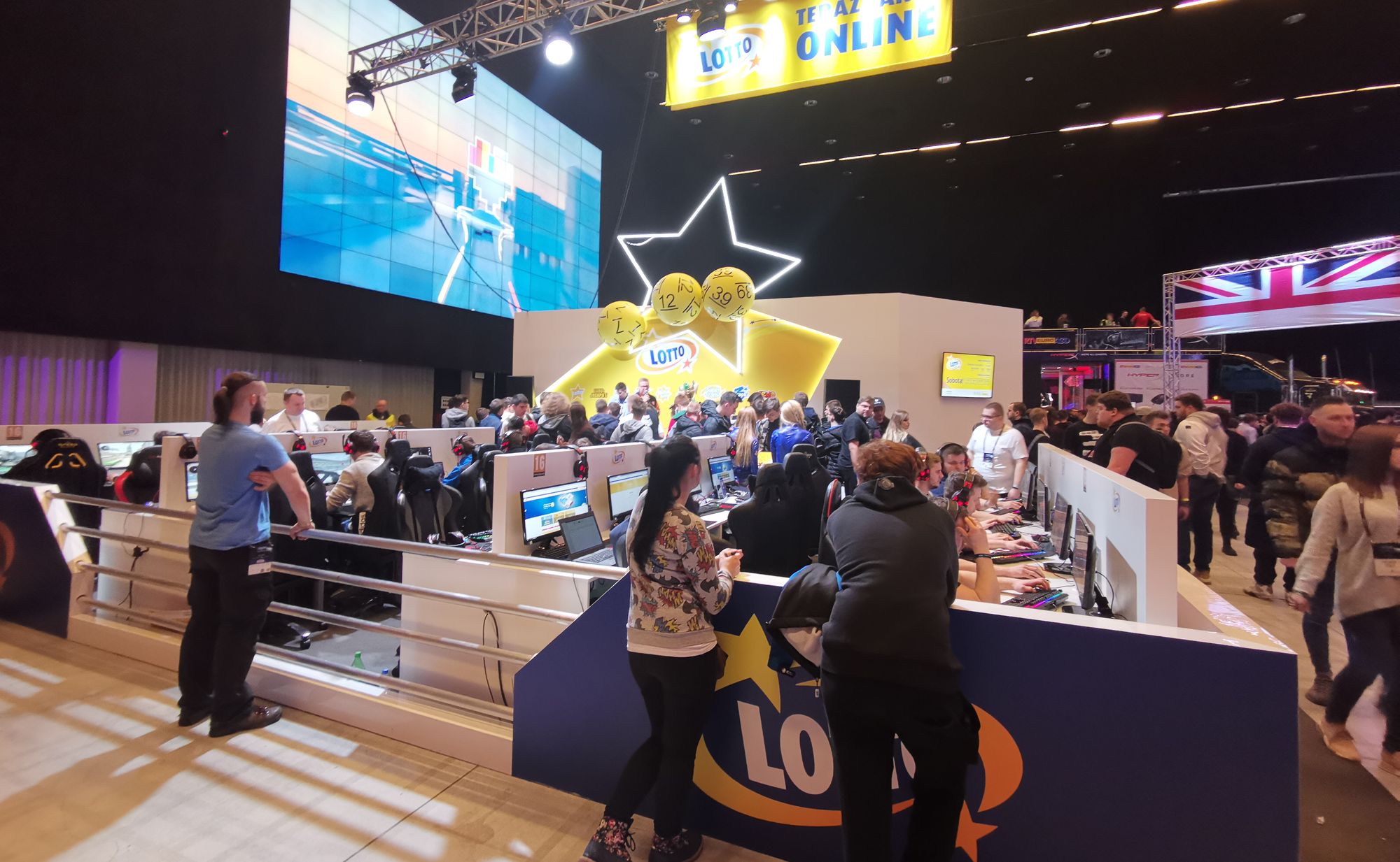 Na hali Expo pojawiła się tez firma Lotto, która tuż przed IEM podpisała umowę o współpracy z ESL.