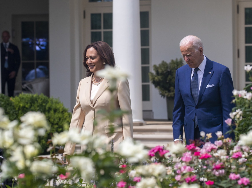 Kamala Harris zdecydowanie lepiej czuje się w spodniach niż w spódnicach...