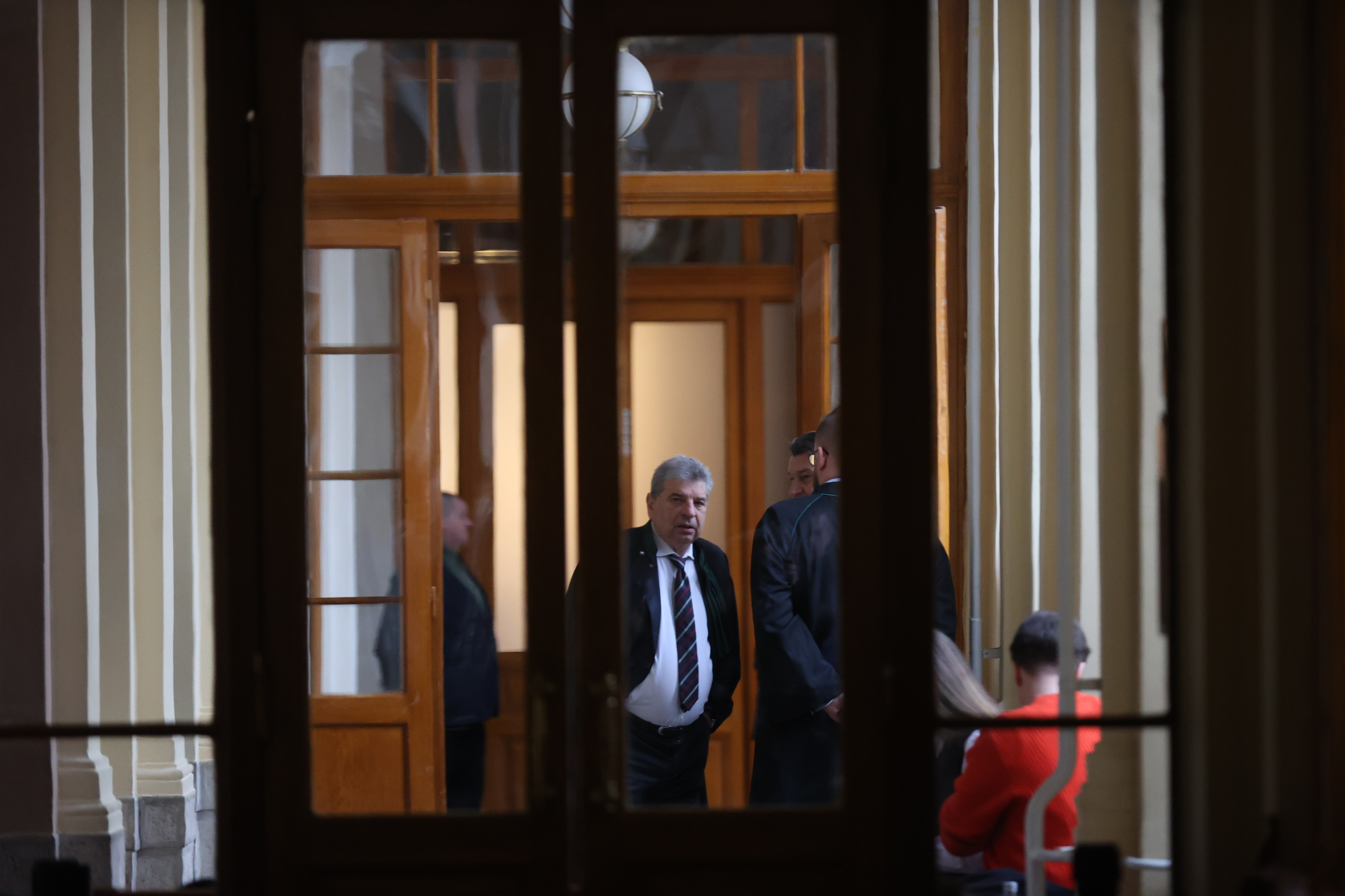 Elkezdődött - elkülönített vádlottak, kettéosztott folyosó a bíróságon - indul a Schadl–Völner -ügy tárgyalása