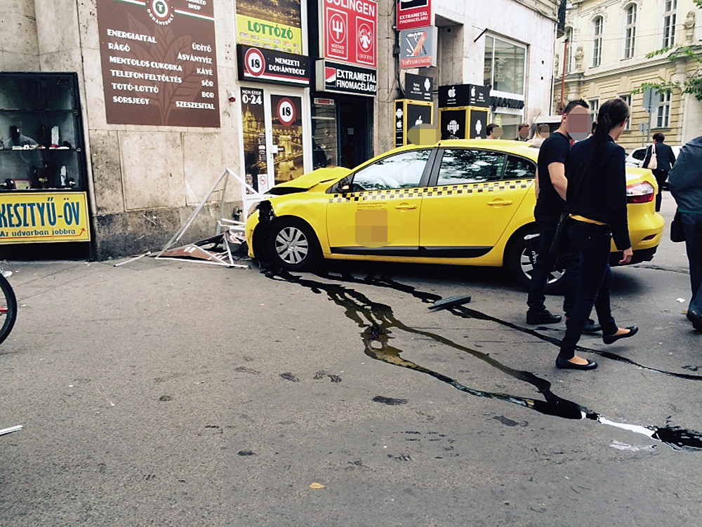 Horror - Gyalogosokkal teli járdán keresztül csapódott egy dohányboltba a  taxi Budapesten! - Blikk
