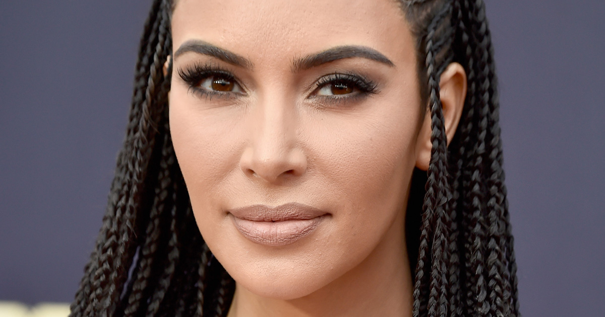 Kim Kardashian újragondolta a fehér blúz fogalmát és elképesztő  provokatívvá tette! - Glamour