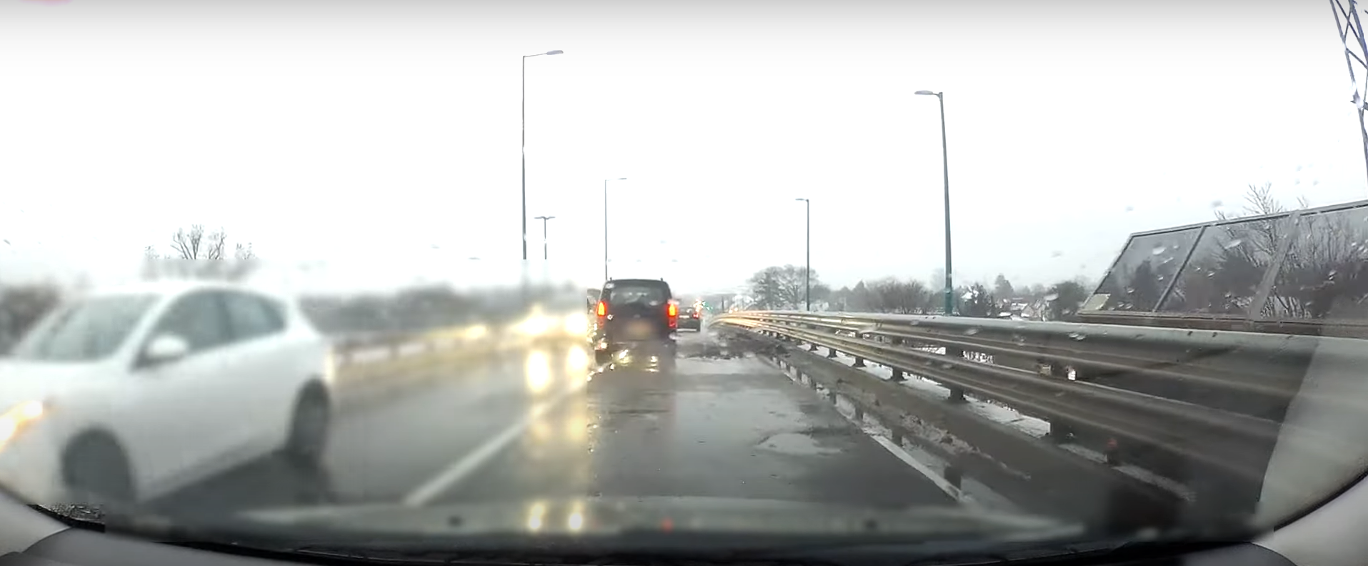 Ilyen nincs: teljes autósáv szűnt meg Budapesten egy kráter nagyságú kátyú miatt – videó