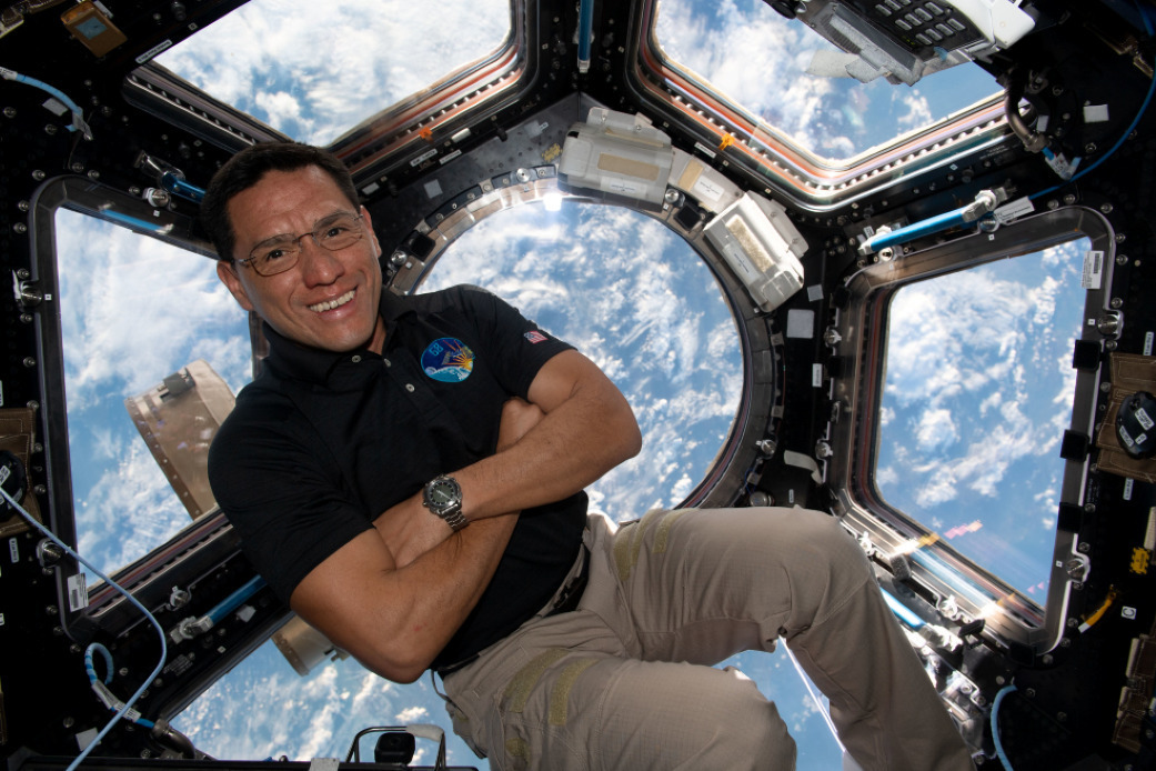 Emberfeletti, amit ez űrhajós egy éve tesz: 355 napja van az űrben, de legalább a látvány gyönyörű - fotók