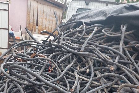 Dübörgött a fémbiznisz Szabolcsban: tonnányi ipari kábel tekergett egy vasmegyeri ház udvarán – videó