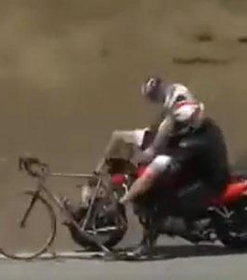 Sokkoló videó! Motoros gázolt két biciklist - Blikk